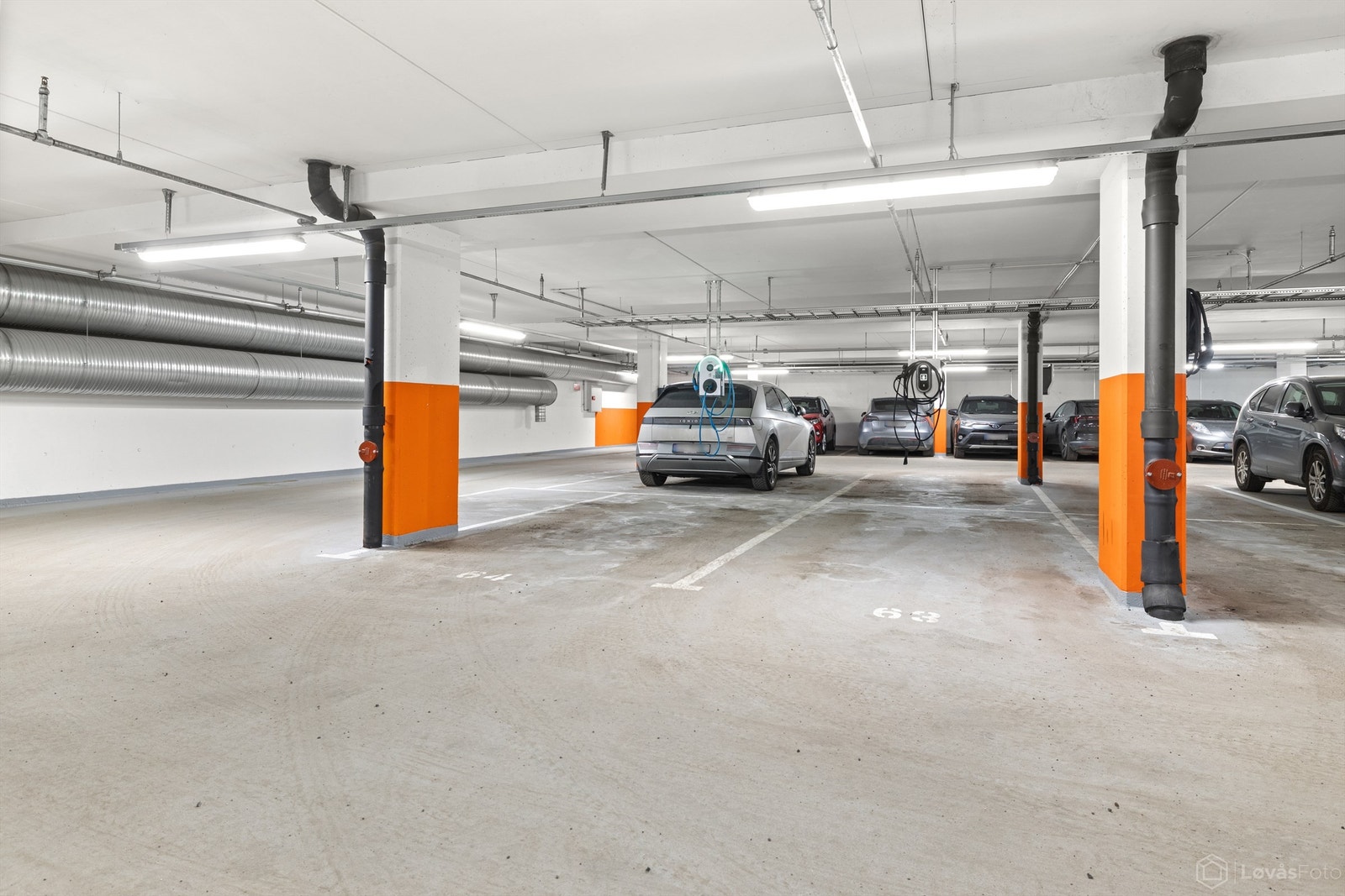 Det medfølger en fast parkeringsplass (nr. 64) i felles garasjeanlegg. Plassen har installert elbillader. Galleribilde
