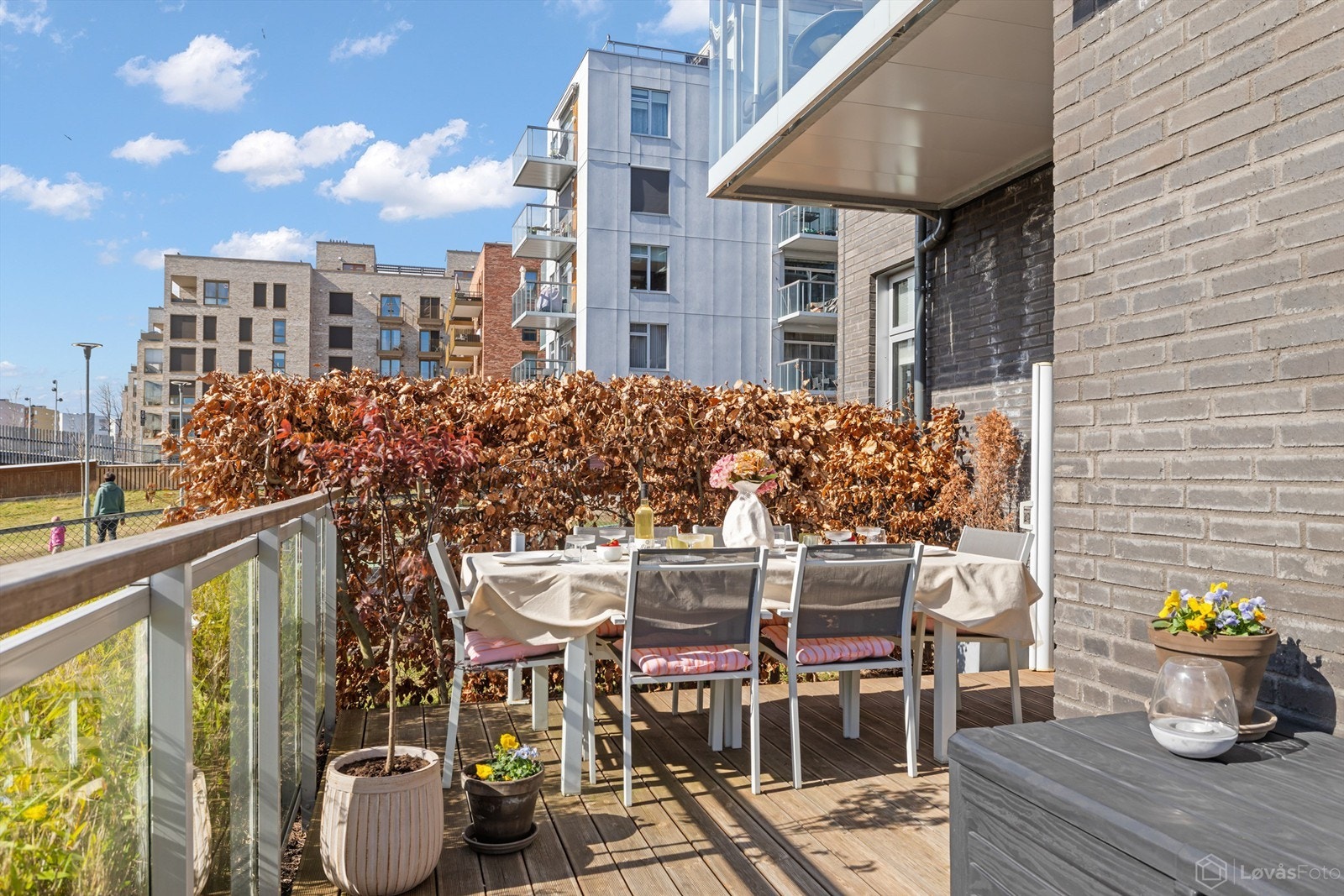Uteplassen er belagt med terrassebord og har god plass til en stor spisegruppe. Galleribilde