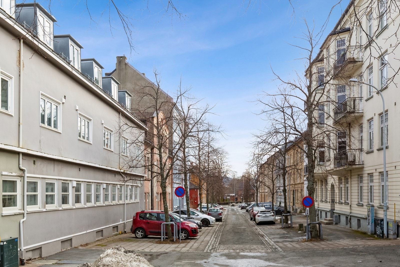 I bakgården disponerer borettslaget egne p-plasser for beboerne. Ellers i gatene rundt er det soneparkering med mulighet for lading av EL-bil. Galleribilde