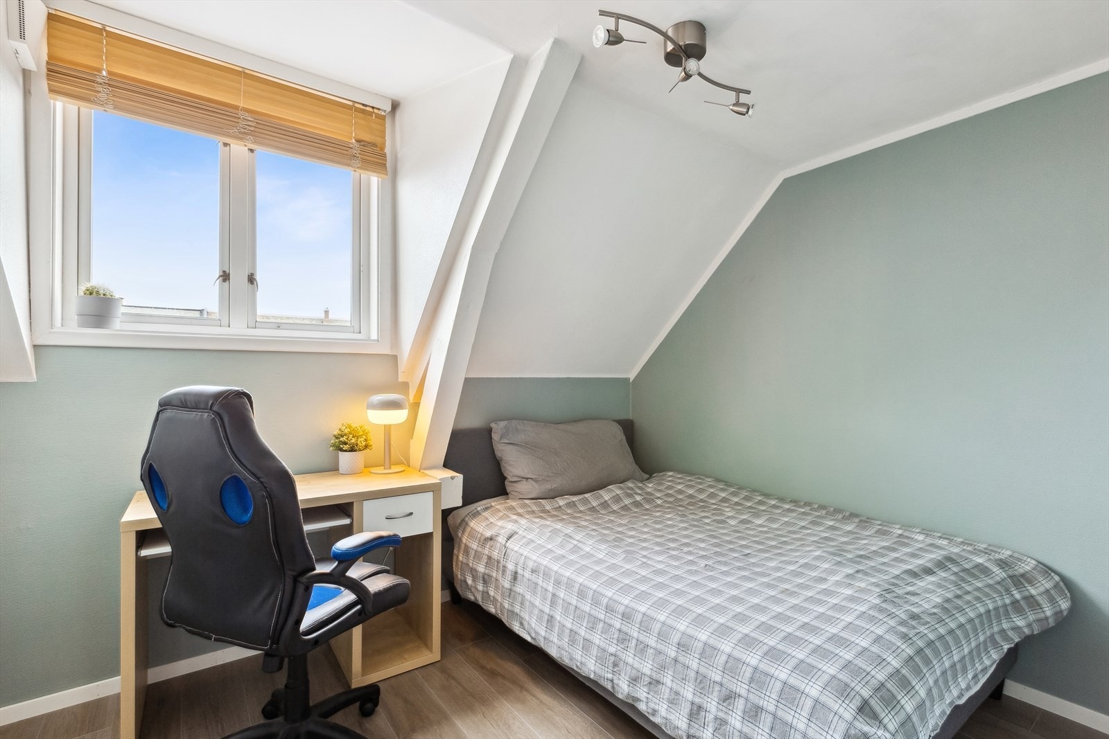 Soverom nr. 2 er på 7.6 kvadratmeter og har bra med plass til både seng og pult. Galleribilde