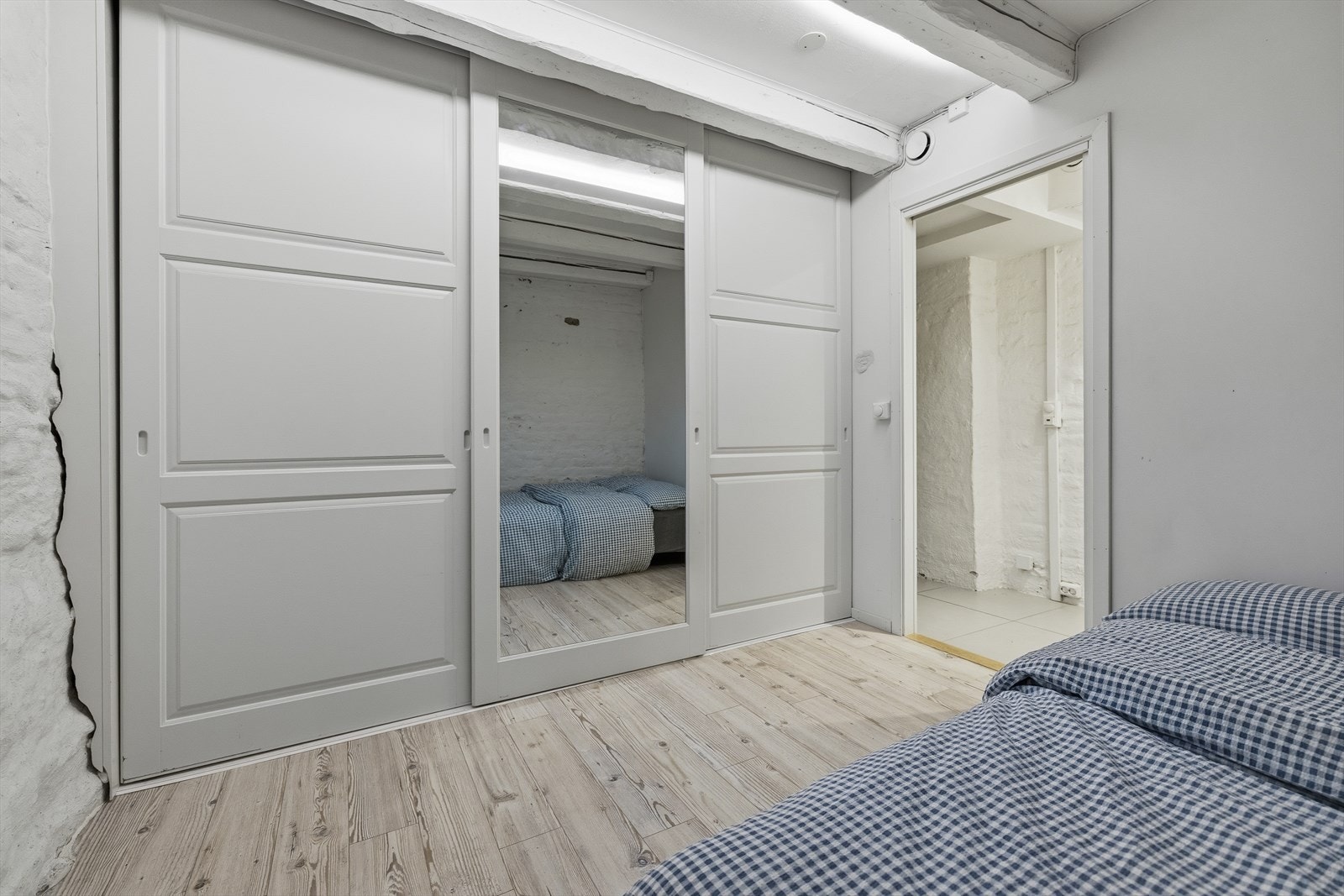 Rommet byr på gode oppbevaringsløsninger med rikelig plass bak skyvedører. Galleribilde
