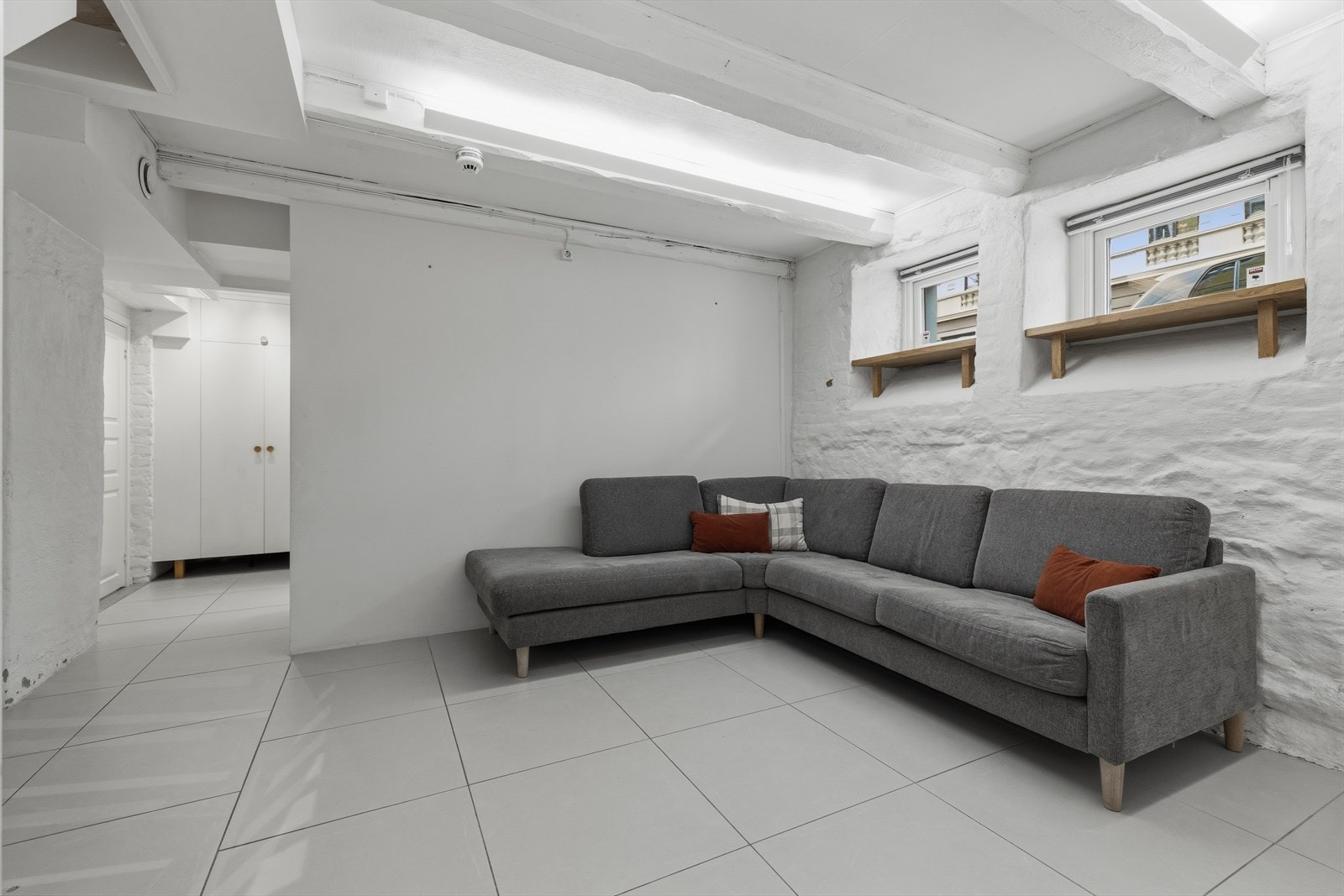 Det er flislagt gulv i boligens underetasje. Boligen har balansert ventilasjon som bidrar til et jevnt og godt inneklima. Galleribilde