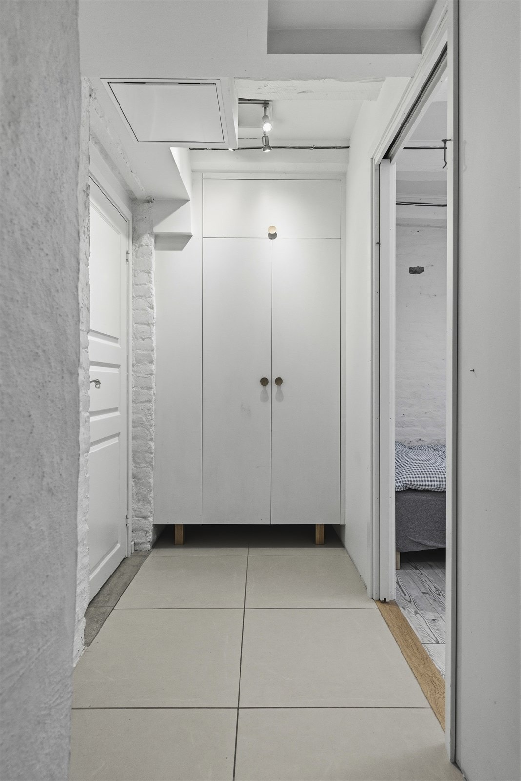 I gangen mellom rommet innredet som soverom og badet finner du et romslig skap. Galleribilde
