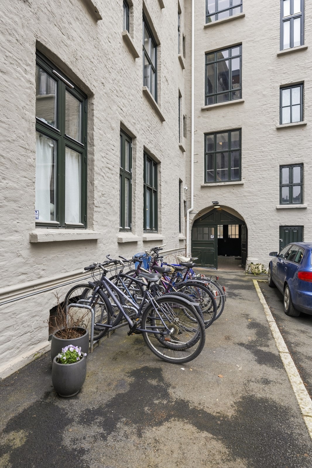 Bakgården gir mulighet for trygg og skjermet sykkelparkering. Galleribilde