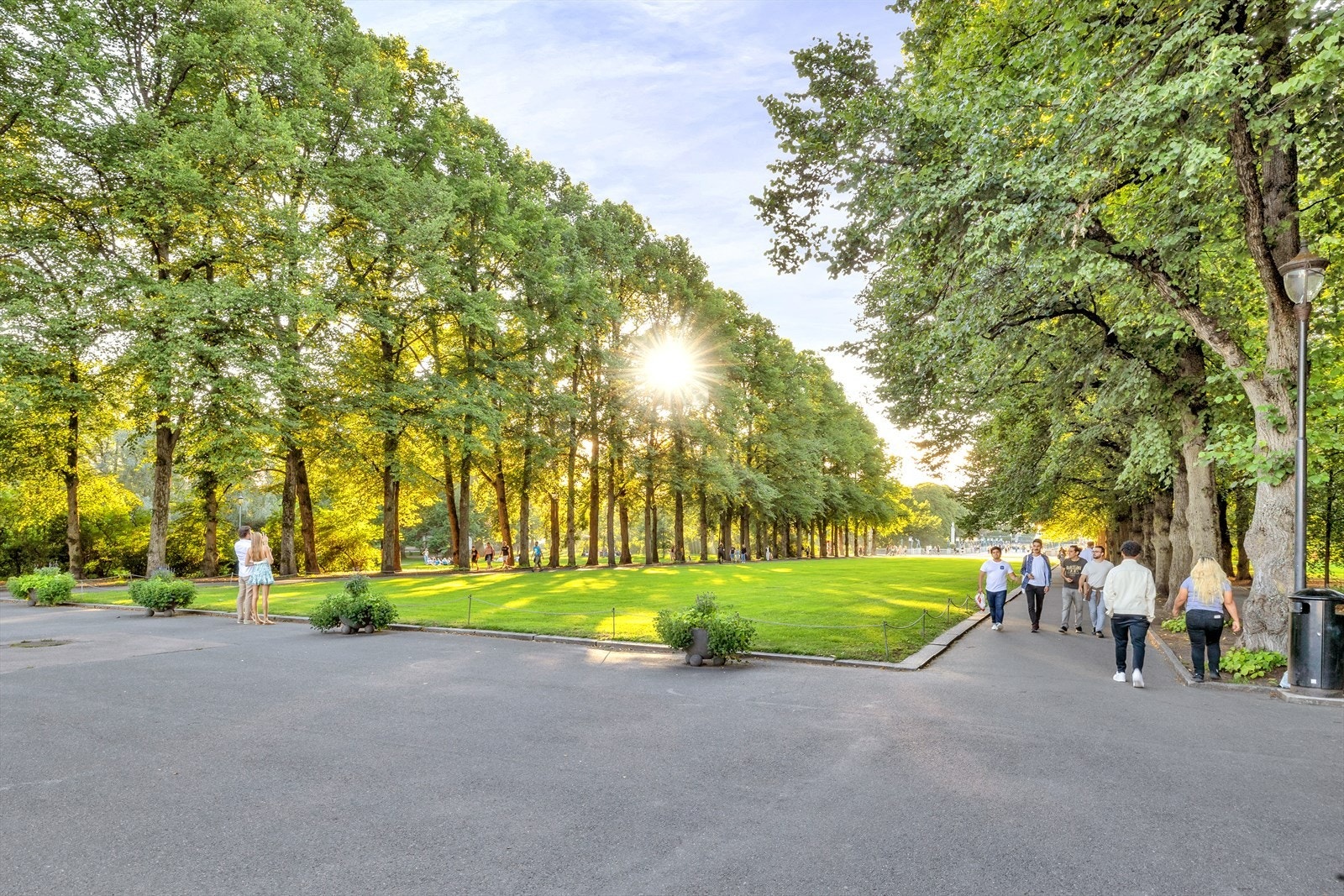 Frognerparken er den største parken i det sentrale Oslo og er veldig populær blant byens innbyggerne. Her kan man gå tur, lufte hunden, grille eller bare slappe av på gresset. Galleribilde