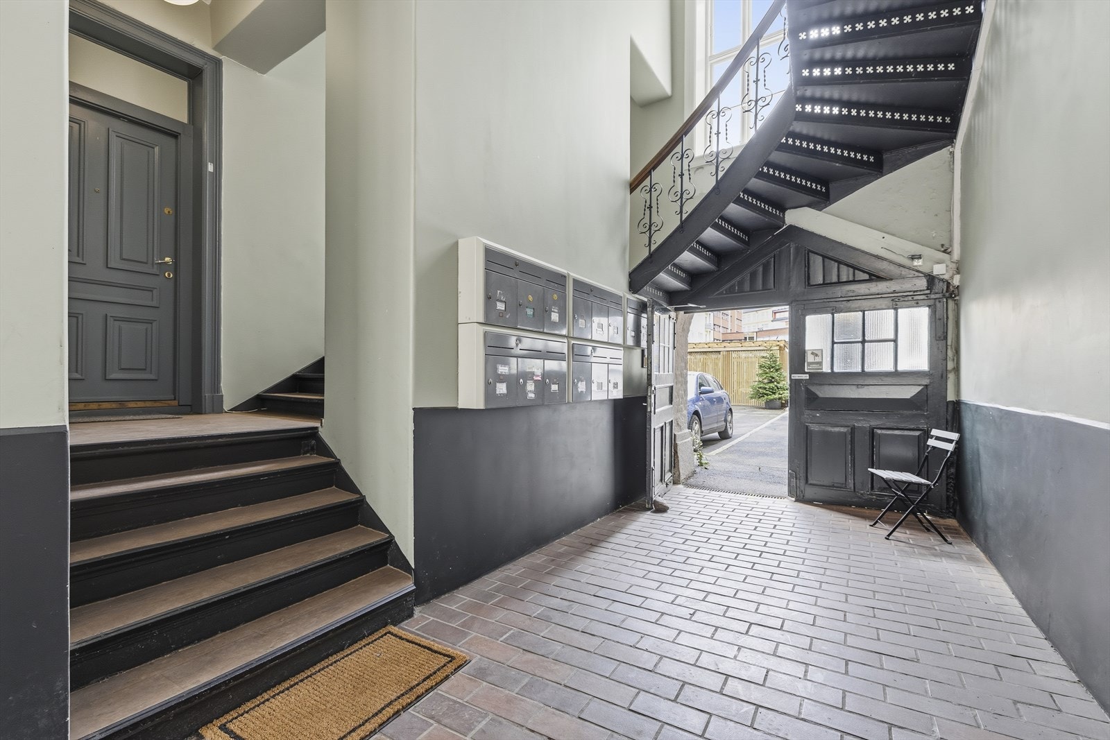 Her får du et innblikk i sameiets hyggelige bakgård. Galleribilde