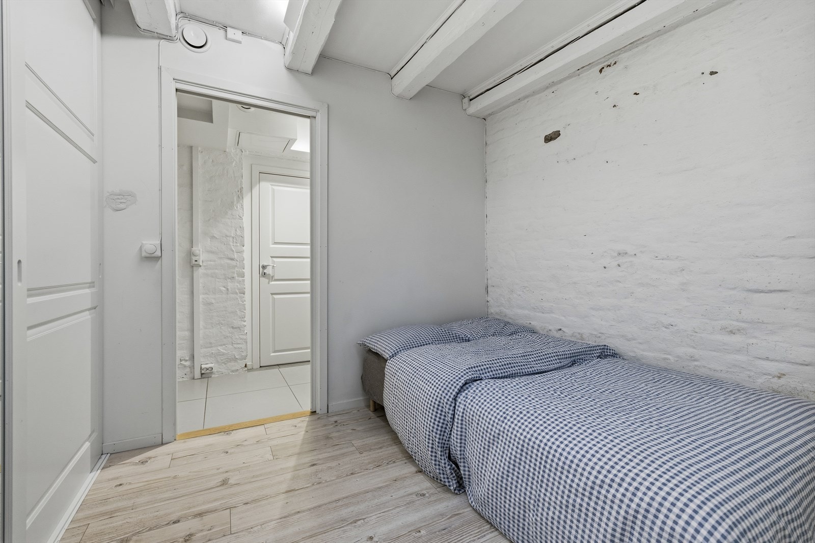 Synlige trebjelker i taket tilfører rommet karakter og et unikt særpreg. Det er installert balansert ventilasjon, som sørger for et godt inneklima. Galleribilde