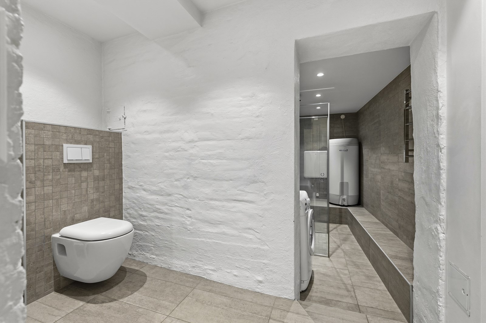 Badet er unikt utformet og ble renovert i 2017. Avbildet er et vegghengt toalett. Galleribilde