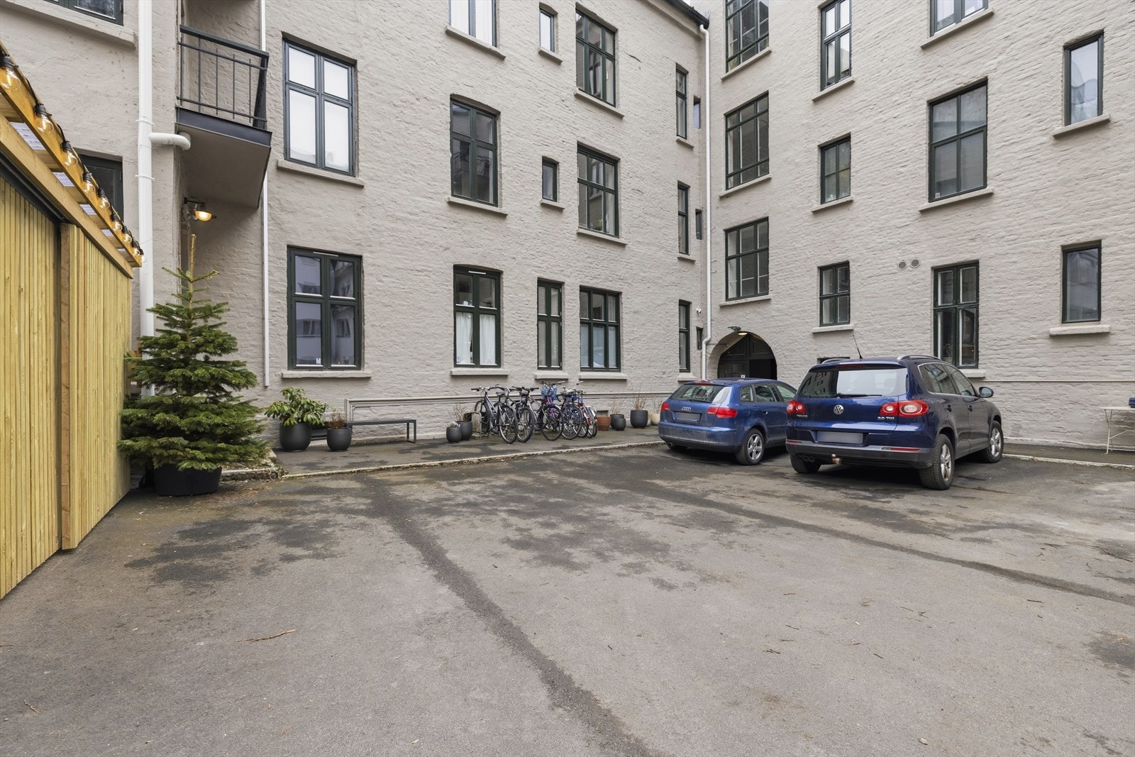 Sameiet disponerer 4 parkeringsplasser. Ved interesse, vennligst ta kontakt med styret. Galleribilde