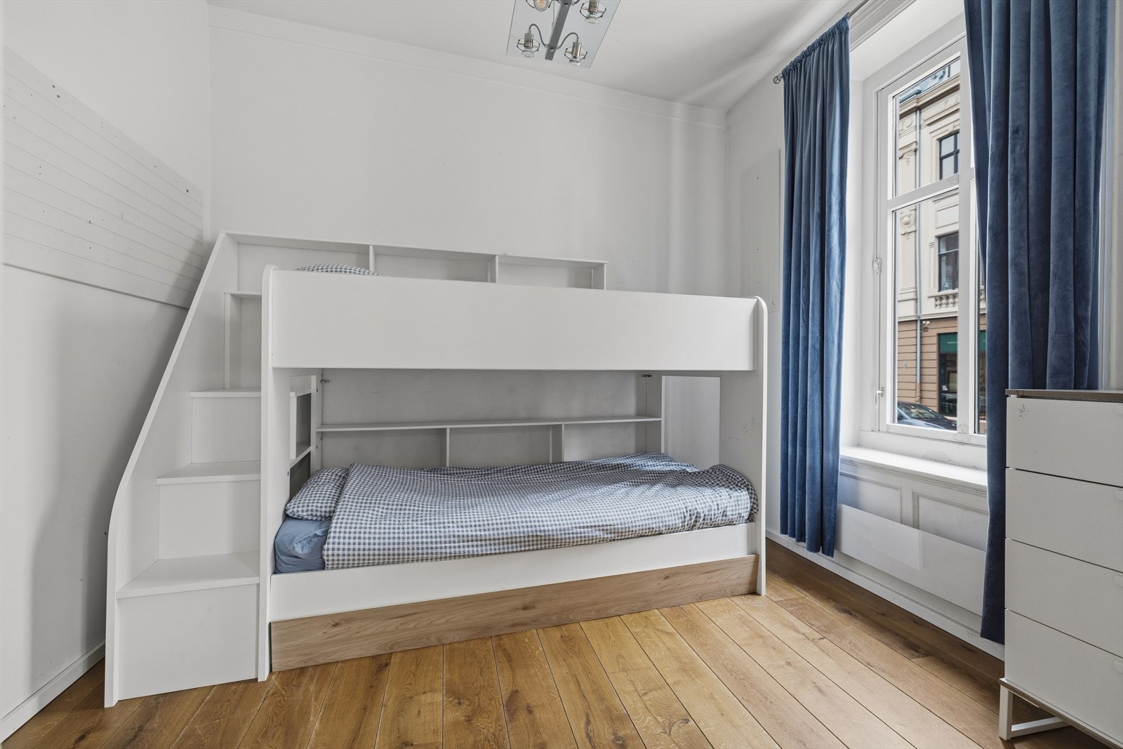 Vinduer av nyere dato bidrar til bedre varmeisolasjon. Galleribilde