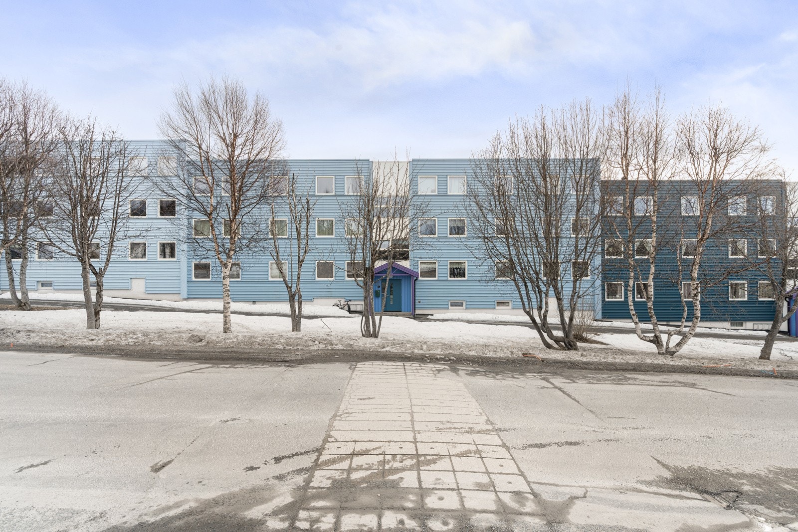 Fra leiligheten er det kort gåavstand til Mortensnes skole, barnehage, Jekta og flere dagligvarebutikker.