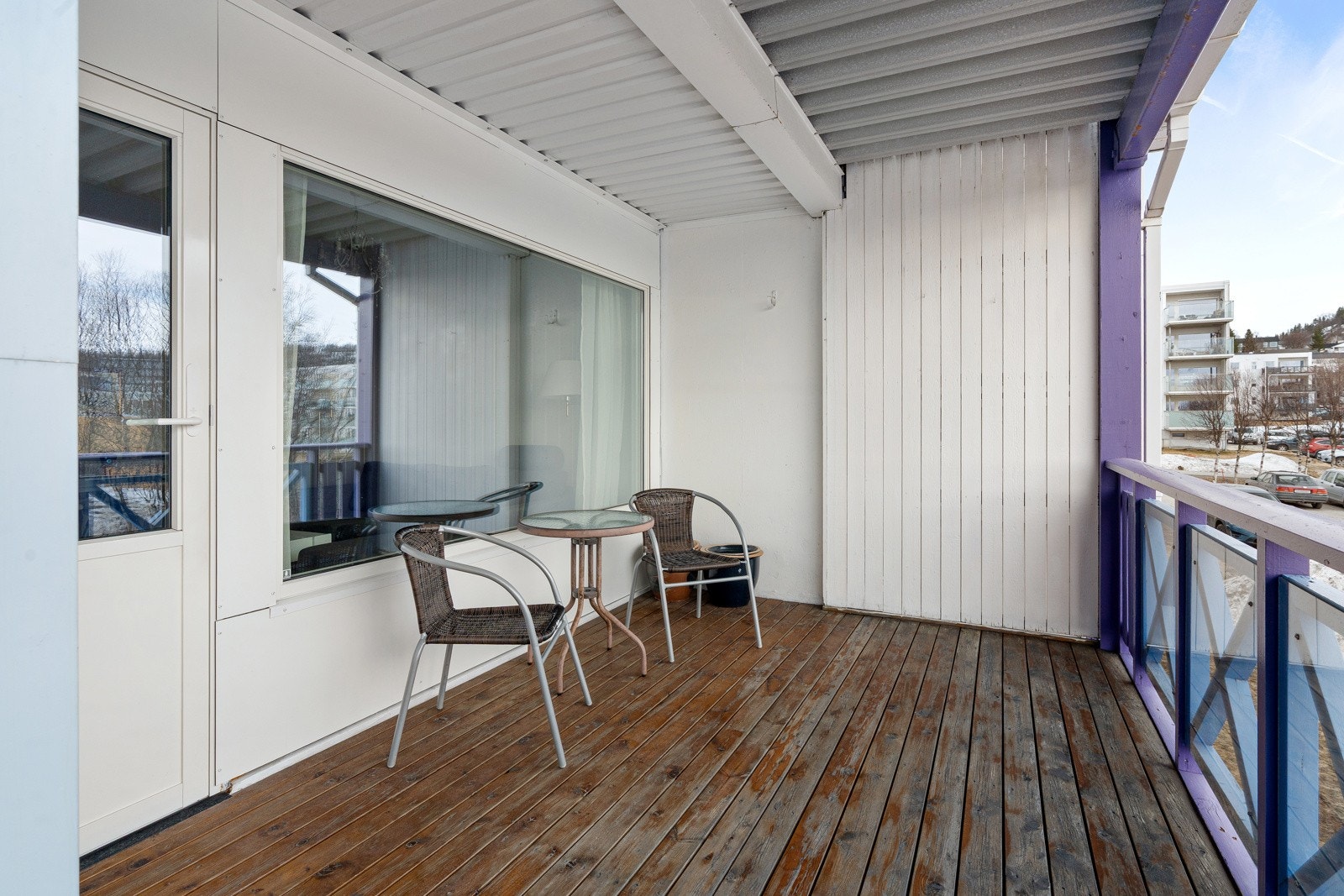 Verandaen er takoverbygd og det er god plass til hagemøbler og grill.