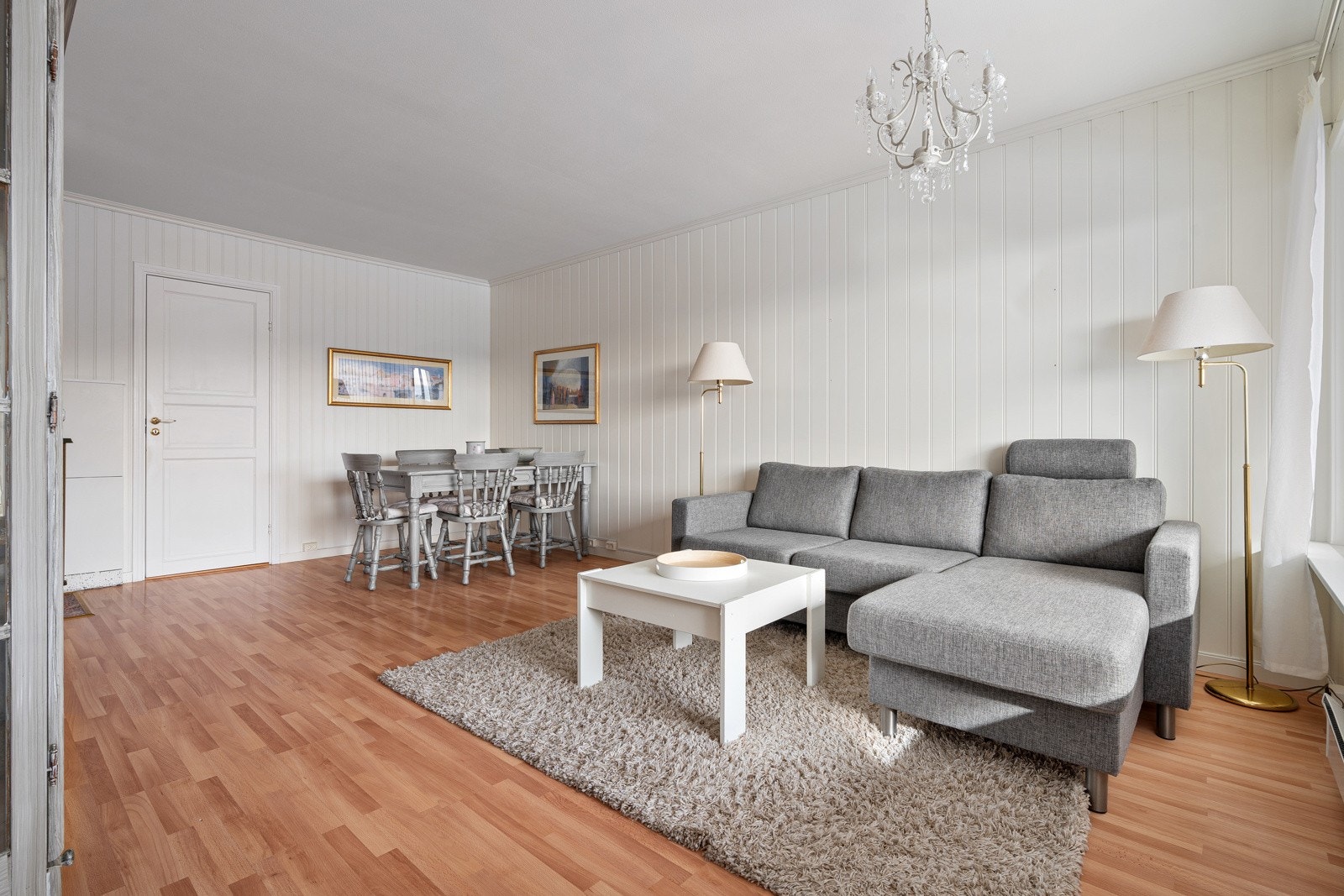 Rommets utforming gjør det enkelt å møblere, og du har god plass til spisebord.