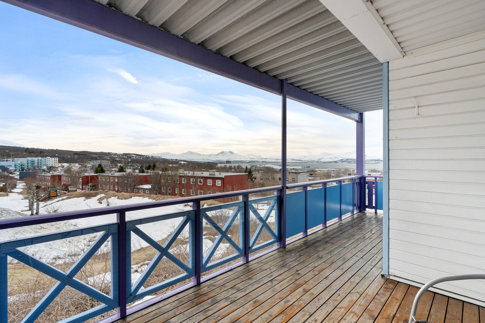 En lys og romslig 5-roms leilighet med stor veranda og fin utsikt.