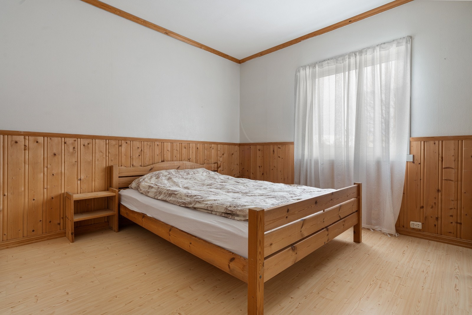 Hovedsoverommet har god plass til stor seng og garderobe.