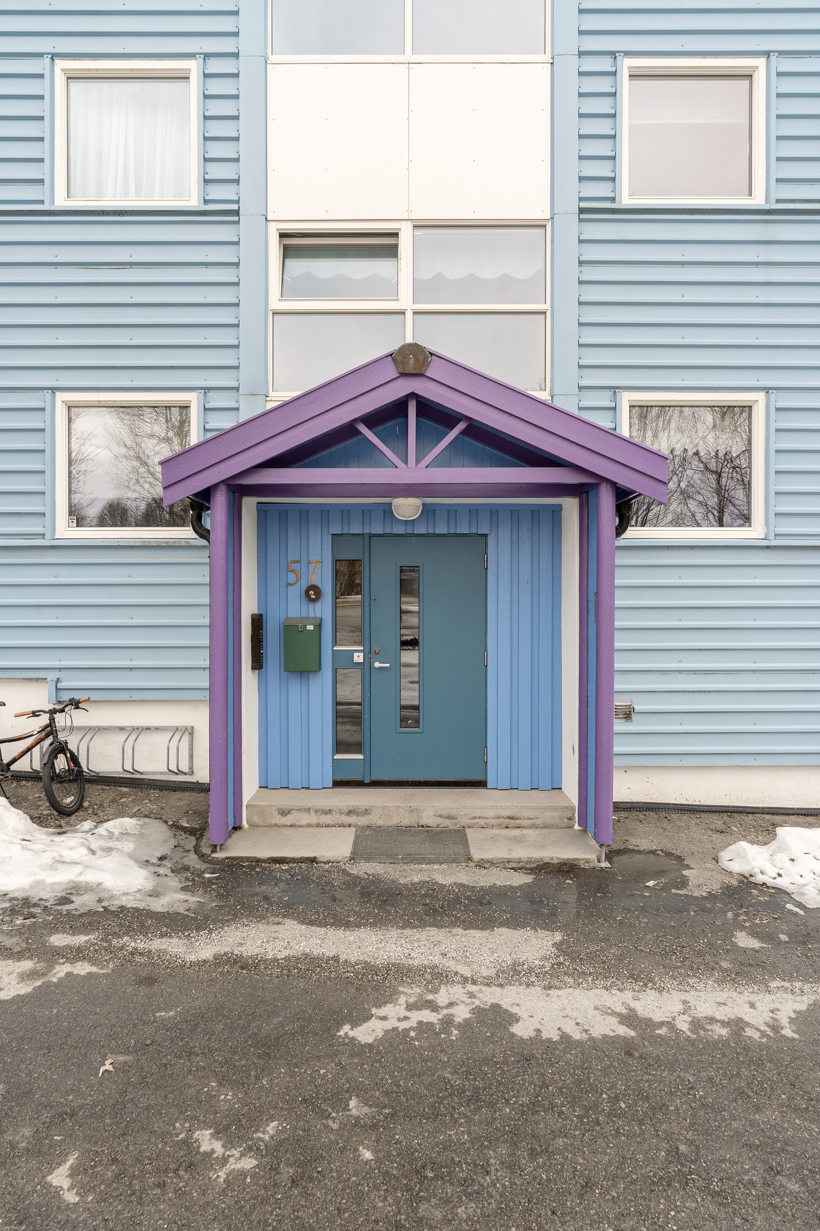 Attraktiv og sentral beliggenhet på Håpet, som ligger på Tromsøyas vestside med gode sol- og utsiktforhold.