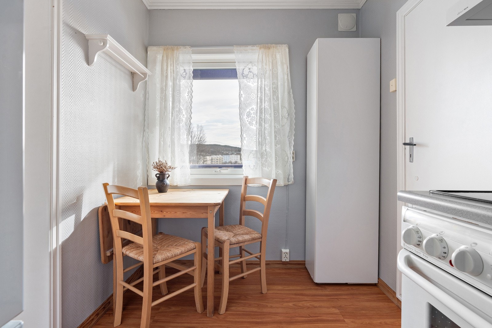 Plass til trivelig frokostbord på kjøkkenet.