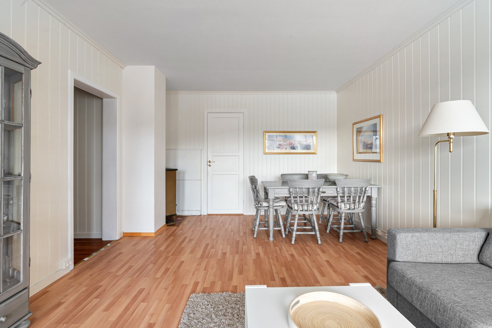 Leiligheten framstår velholdt, samtidig som den har noen moderniseringsbehov.