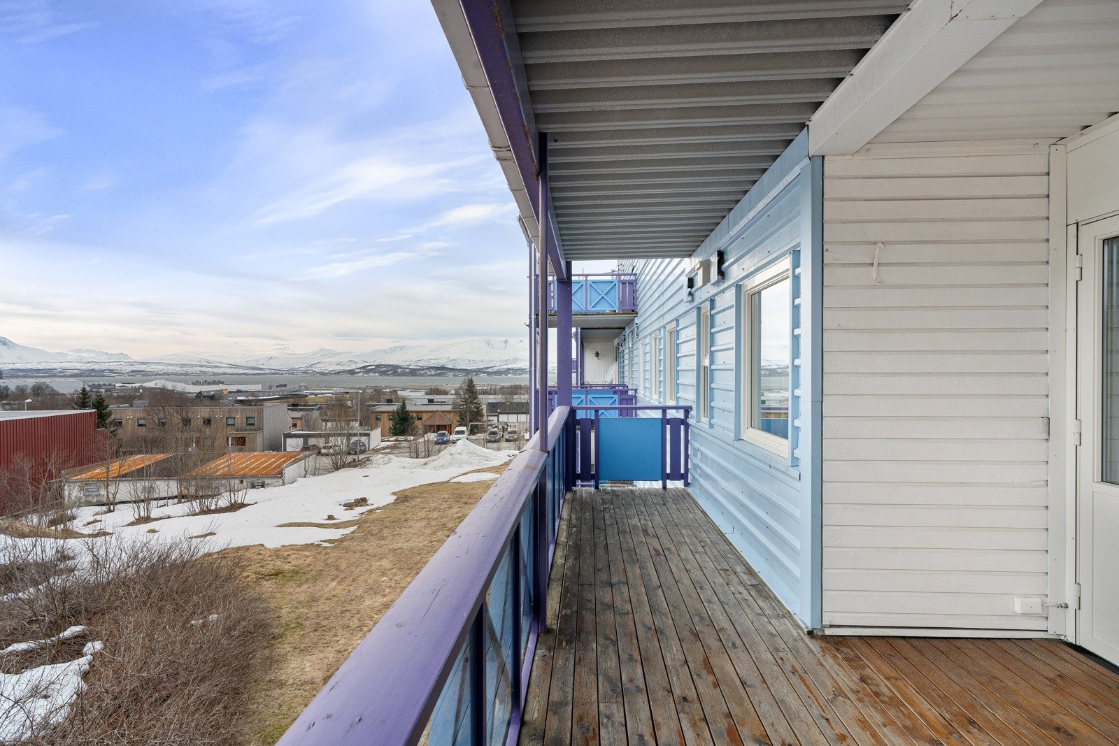 Stor veranda med utsikt over grøntområdene og godt skjermet for trafikkstøy.