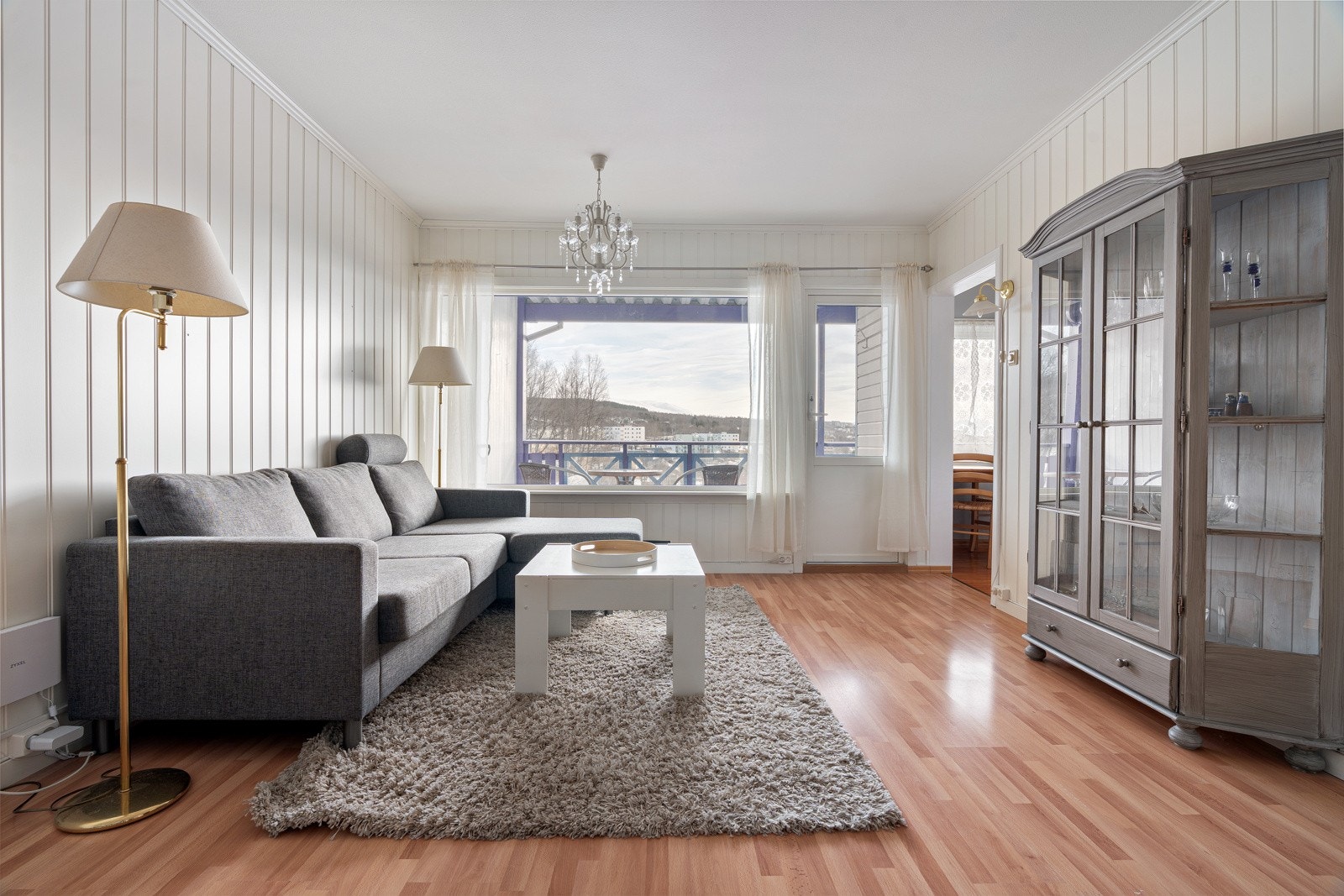 Trivelig stue med store vindusflater som gir rikelig lysinnslipp.