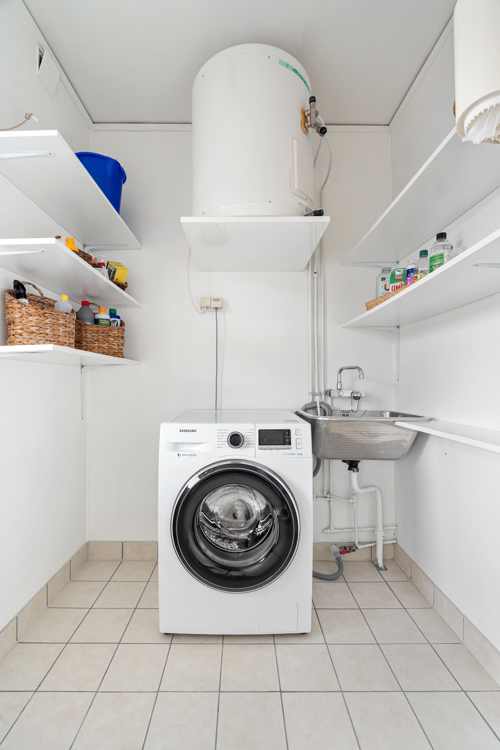 Fra kjøkkenet er det adkomst til eget vaskerom.