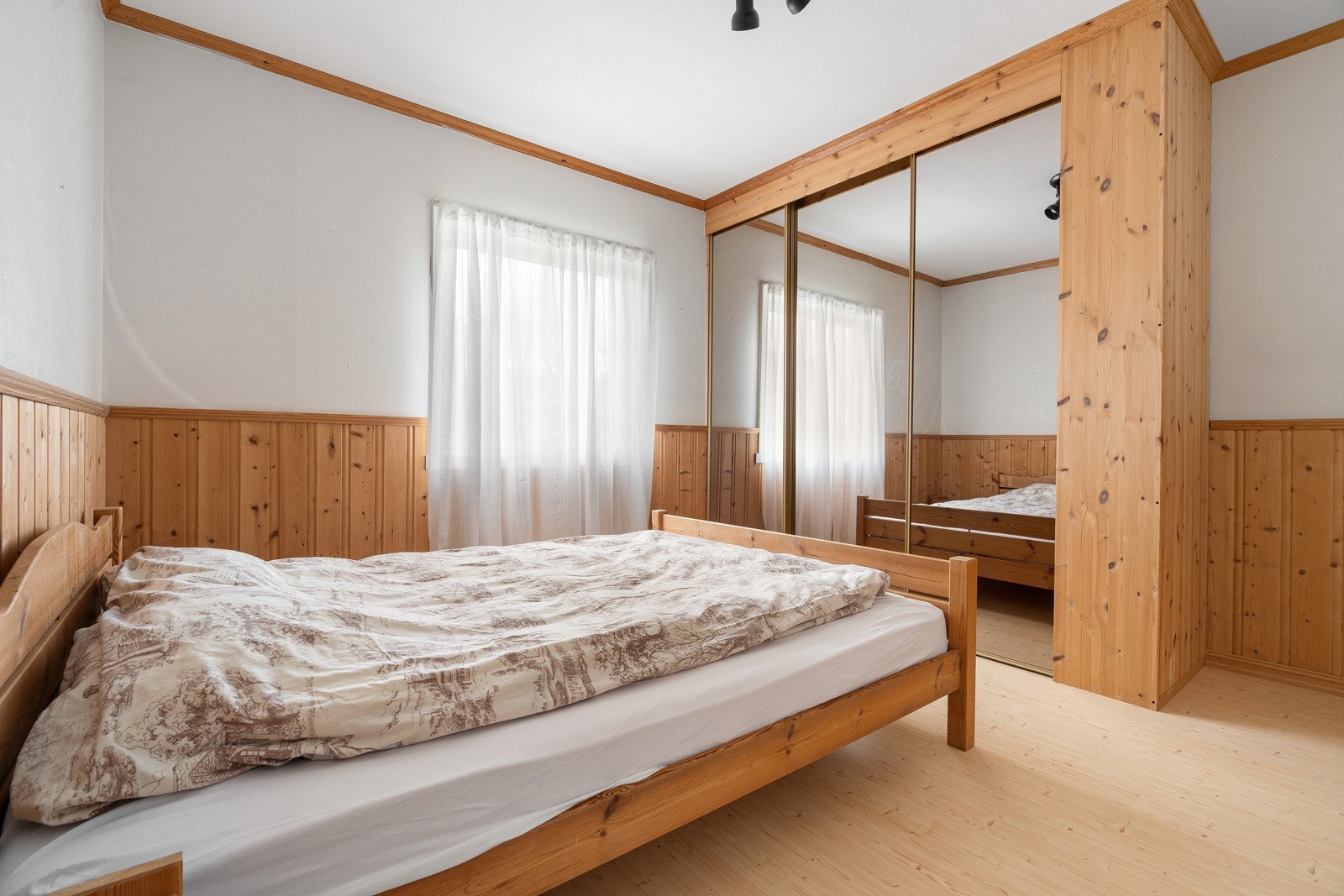 Det er satt inn stor skyvedørsgarderobe.