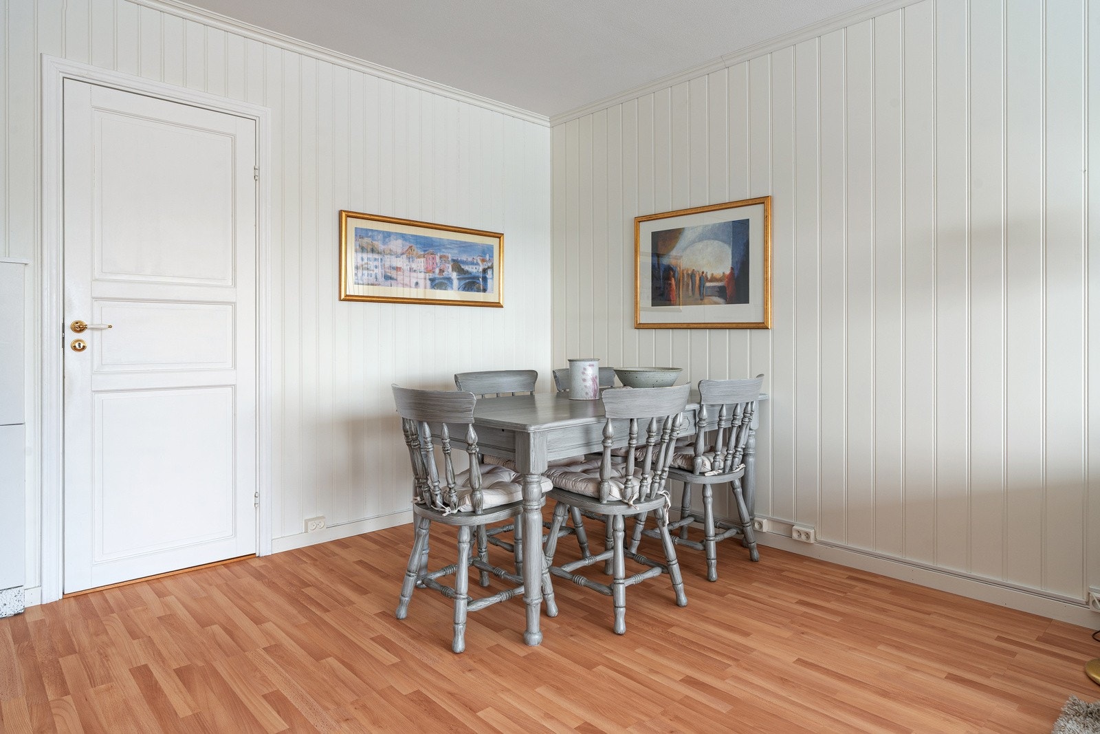 Plass til et spisebord, i tillegg til at det er plass til frokostbord på kjøkken.