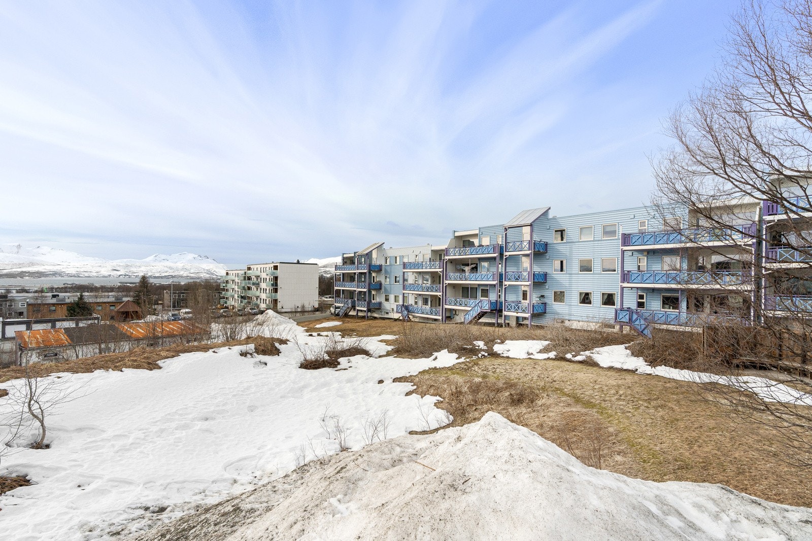 Utmerket intern beliggenhet i 2. etasje. Leilighetens plassering, ut mot åpne friarealer mellom borettslagene, gir minimalt med innsyn og fin utsikt.