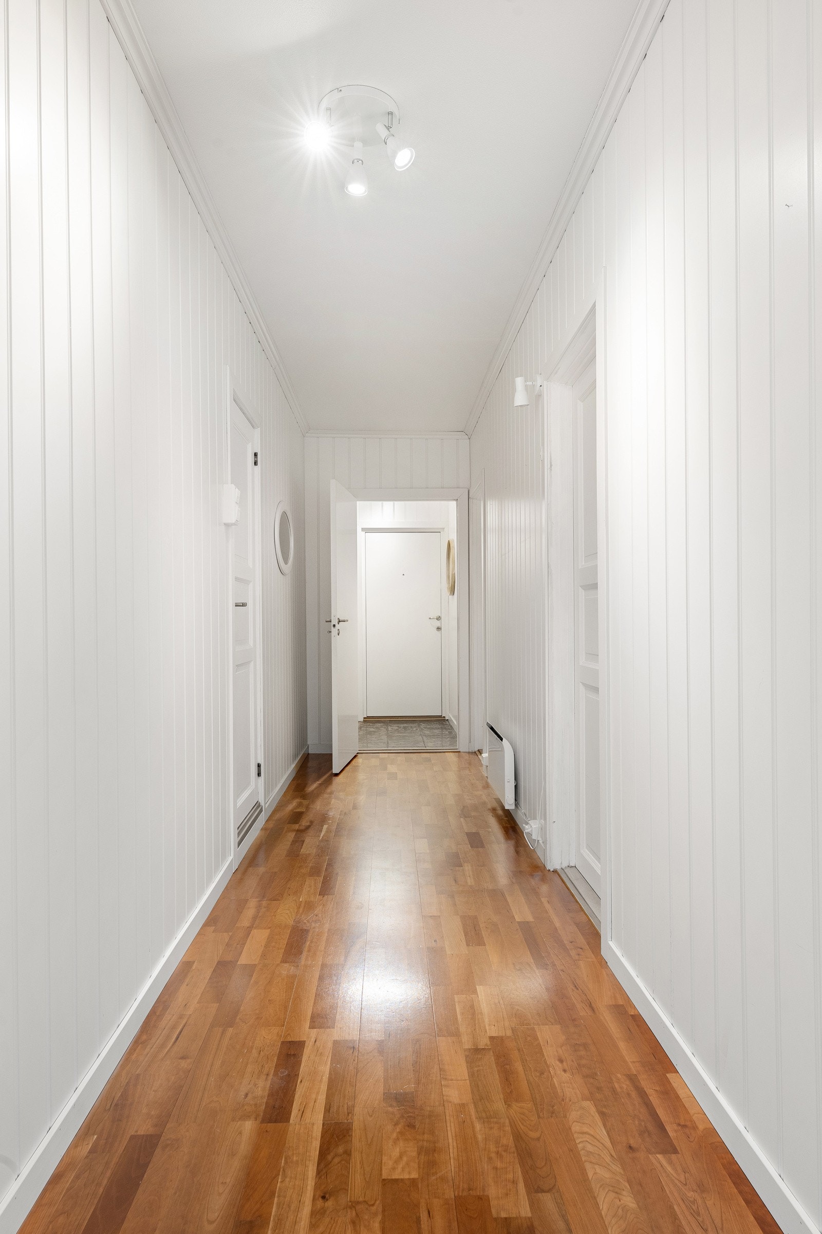 Hall med adkomst til 3 soverom og baderom.