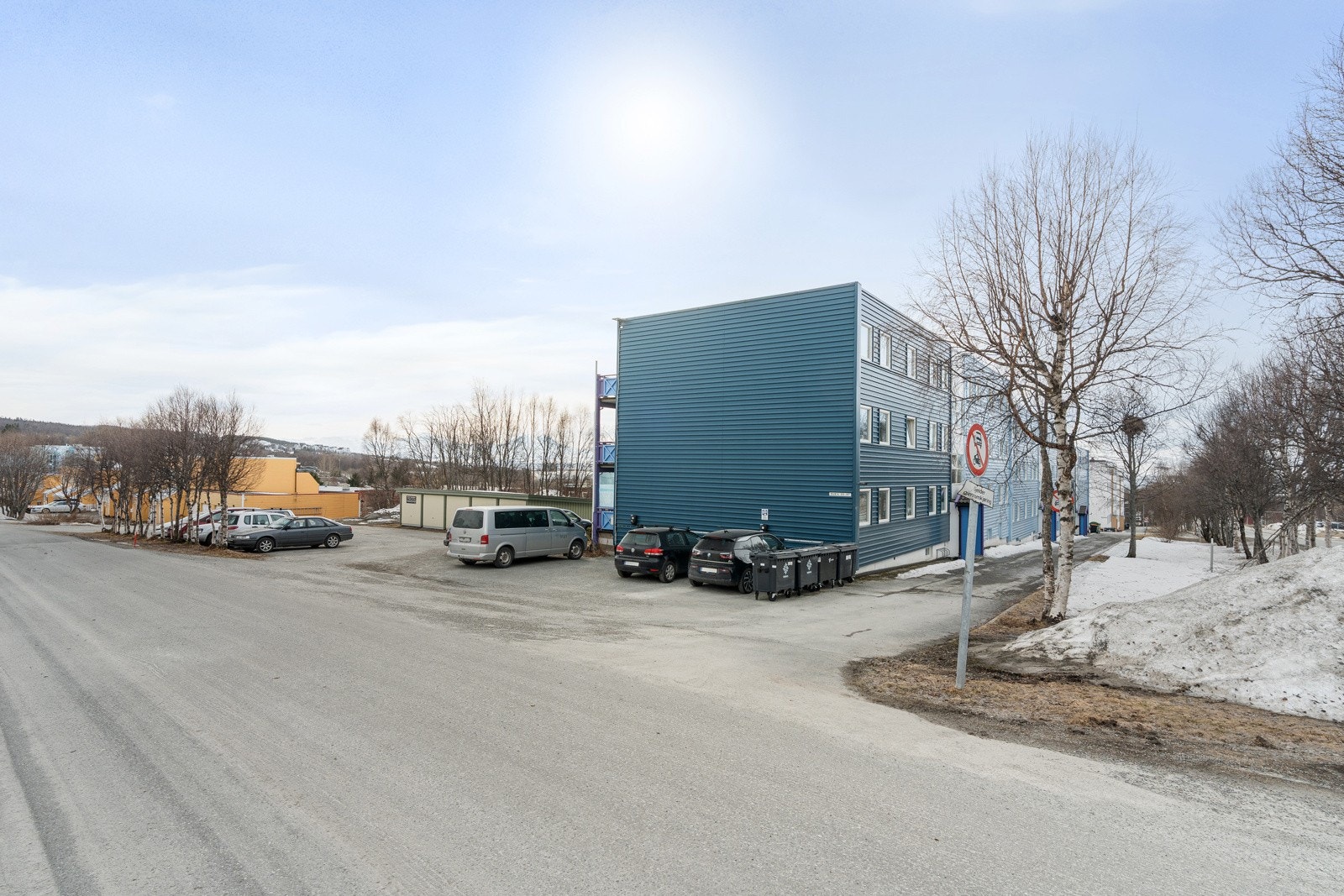 Gode bussforbindelser fra leiligheten, med busstopp for rute 33 og 24. UiT/UNN ligger også i gå/sykkelavstand fra leiligheten.