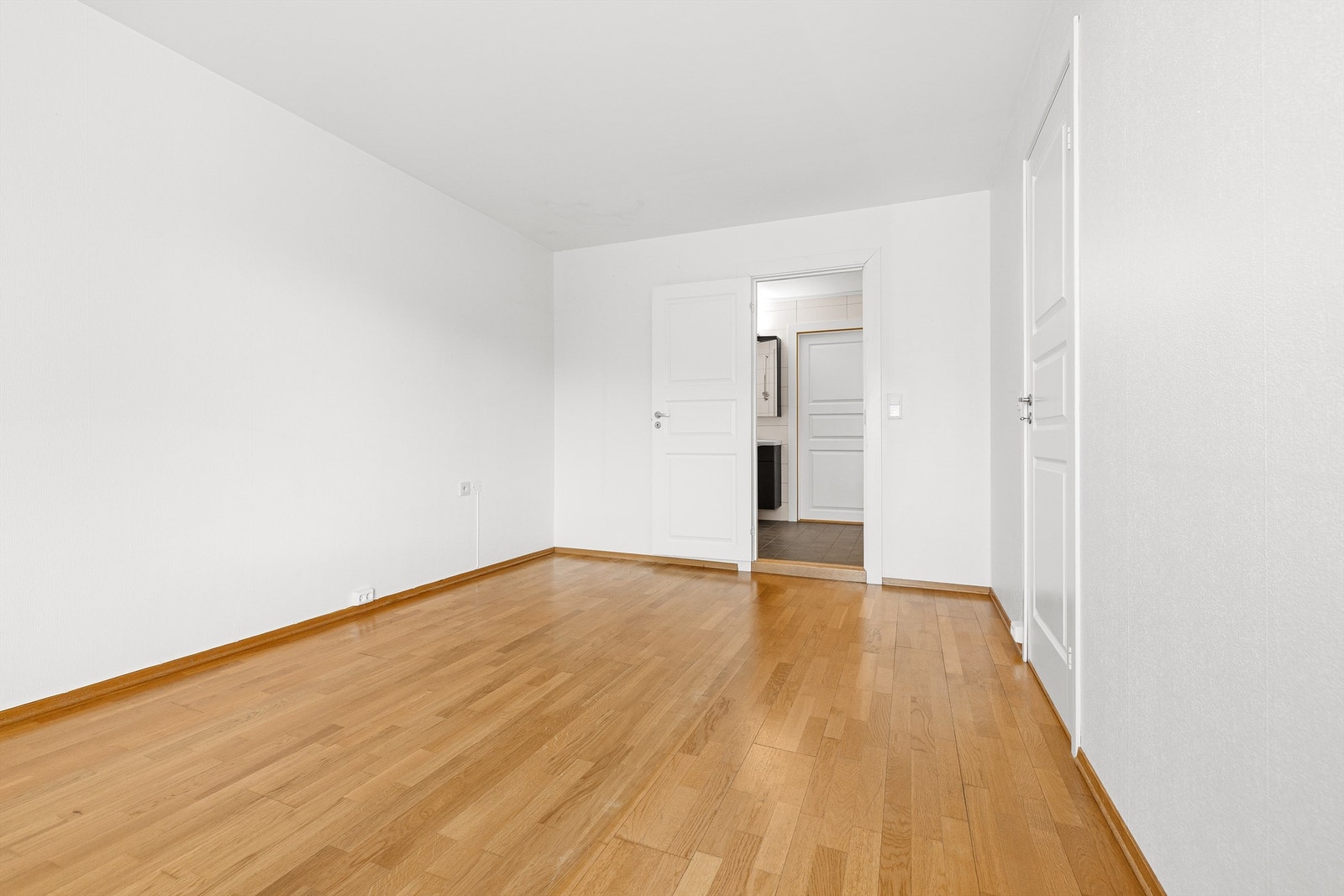 Hovedsoverommet har parkett på gulv og god plass til dobbeltseng. Galleribilde