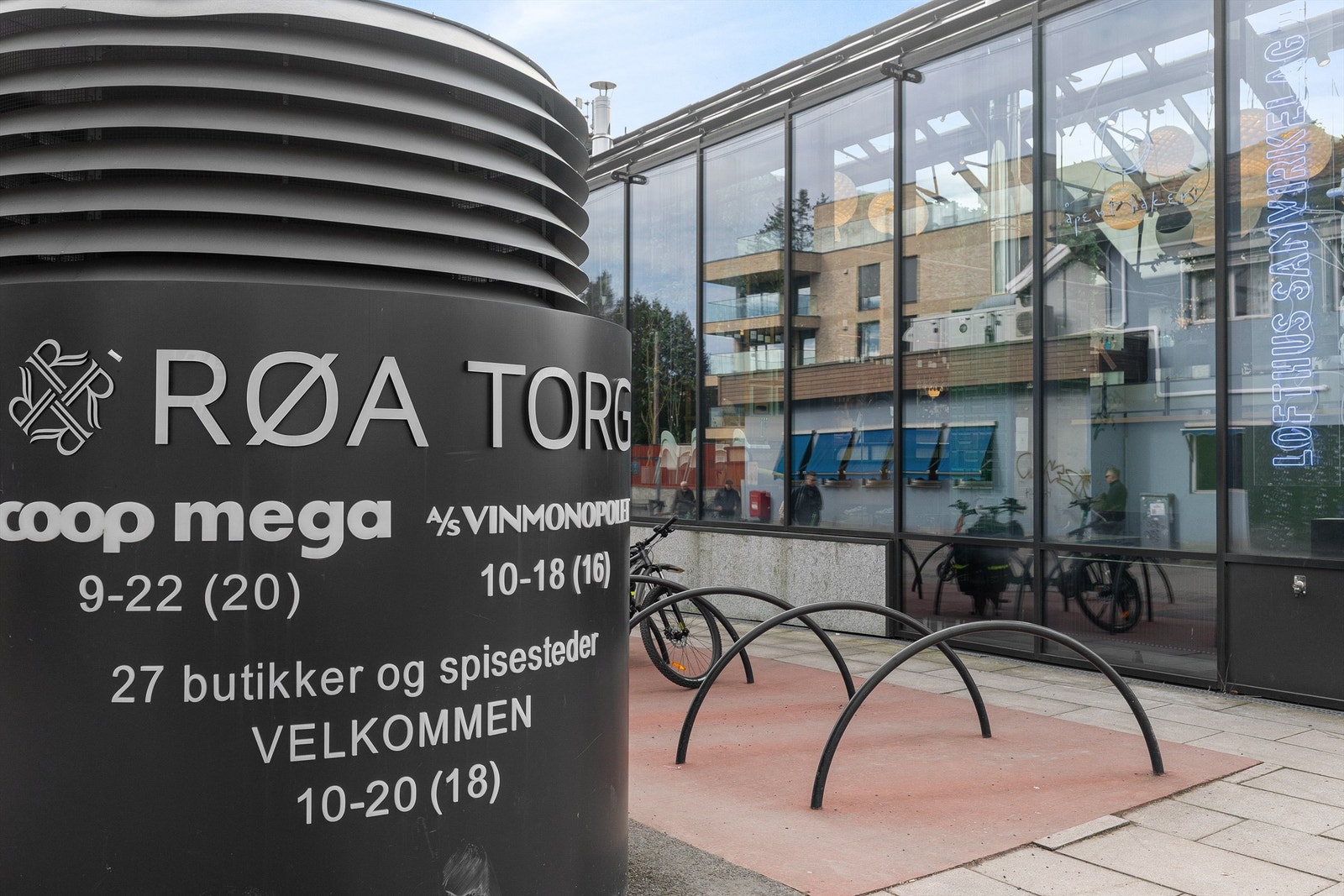 Hverdagslogistikken er enkel med blant annet Coop Mega, Vinmonopol og apotek i umiddelbar nærhet. Galleribilde