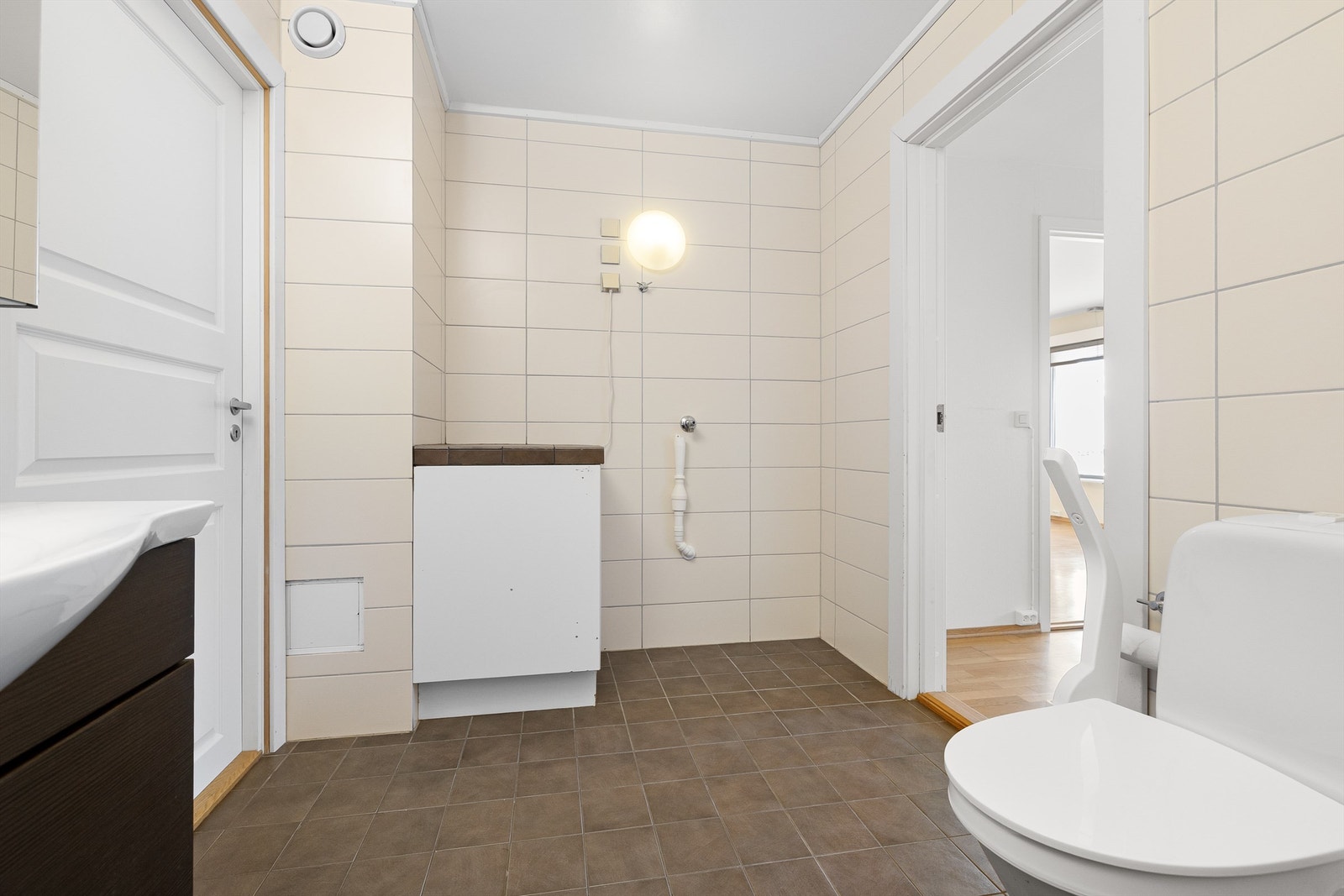 Badet er praktisk innredet med opplegg for vaskemaskin. Galleribilde