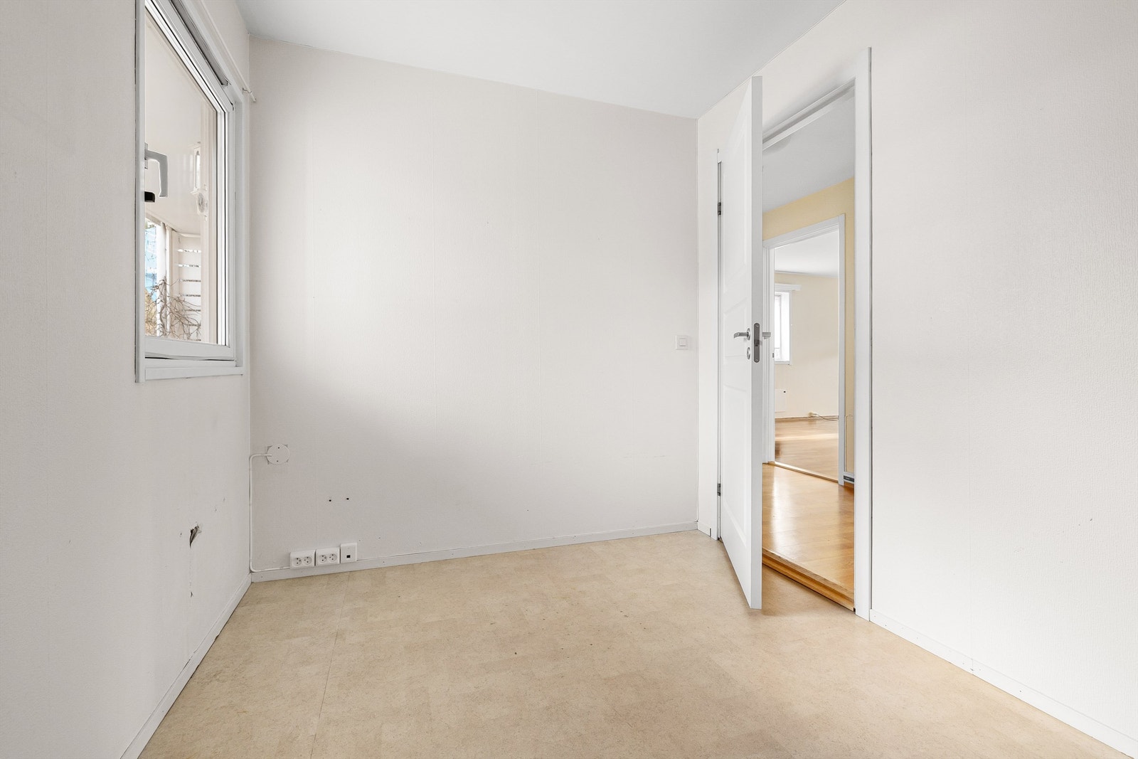 Vinduet gir godt med dagslys inn i rommet. Galleribilde
