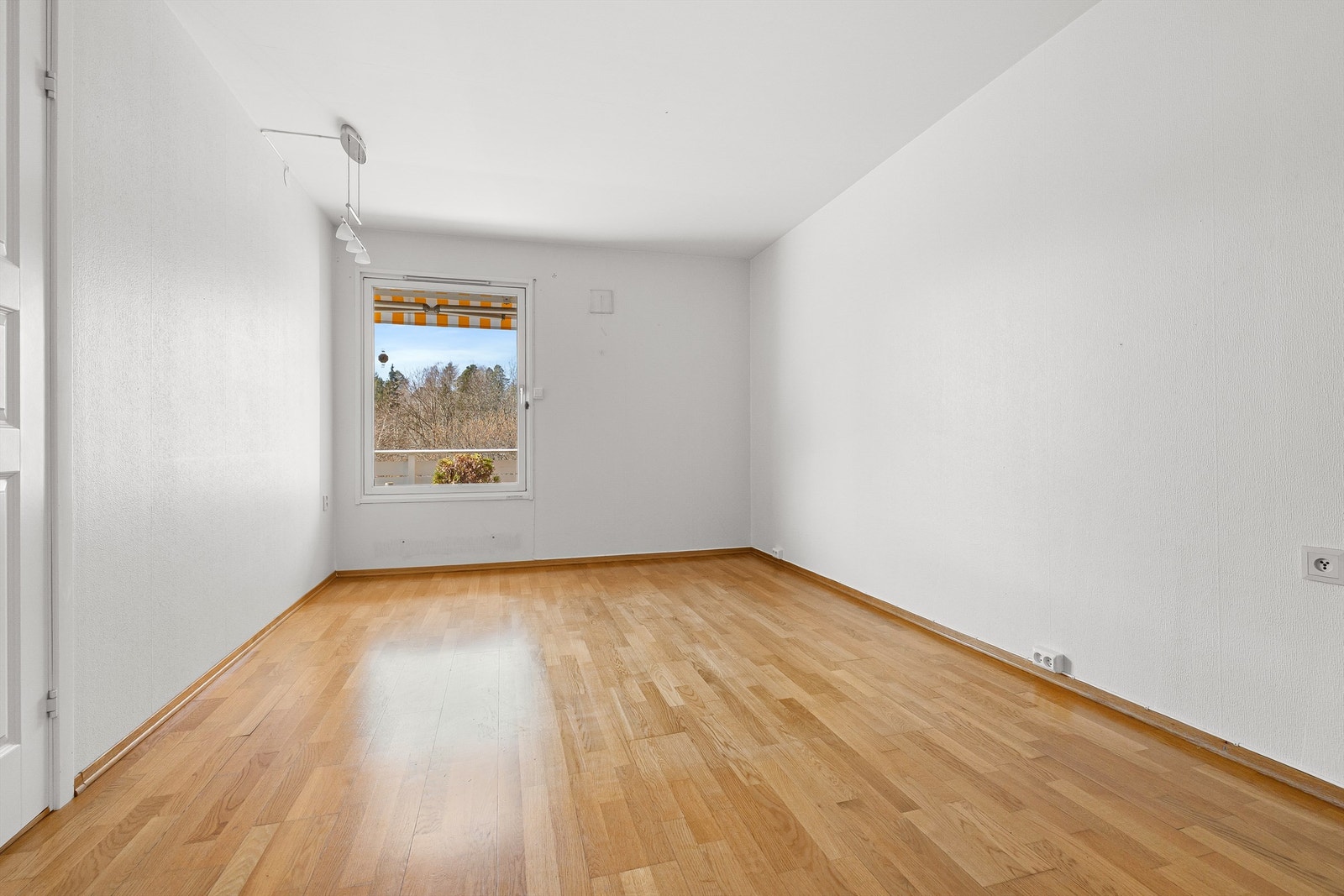 Hovedsoverommet vender ut mot egen terrasse. Her får du et skjermet rom som er enkelt å innrede etter eget ønske. Galleribilde