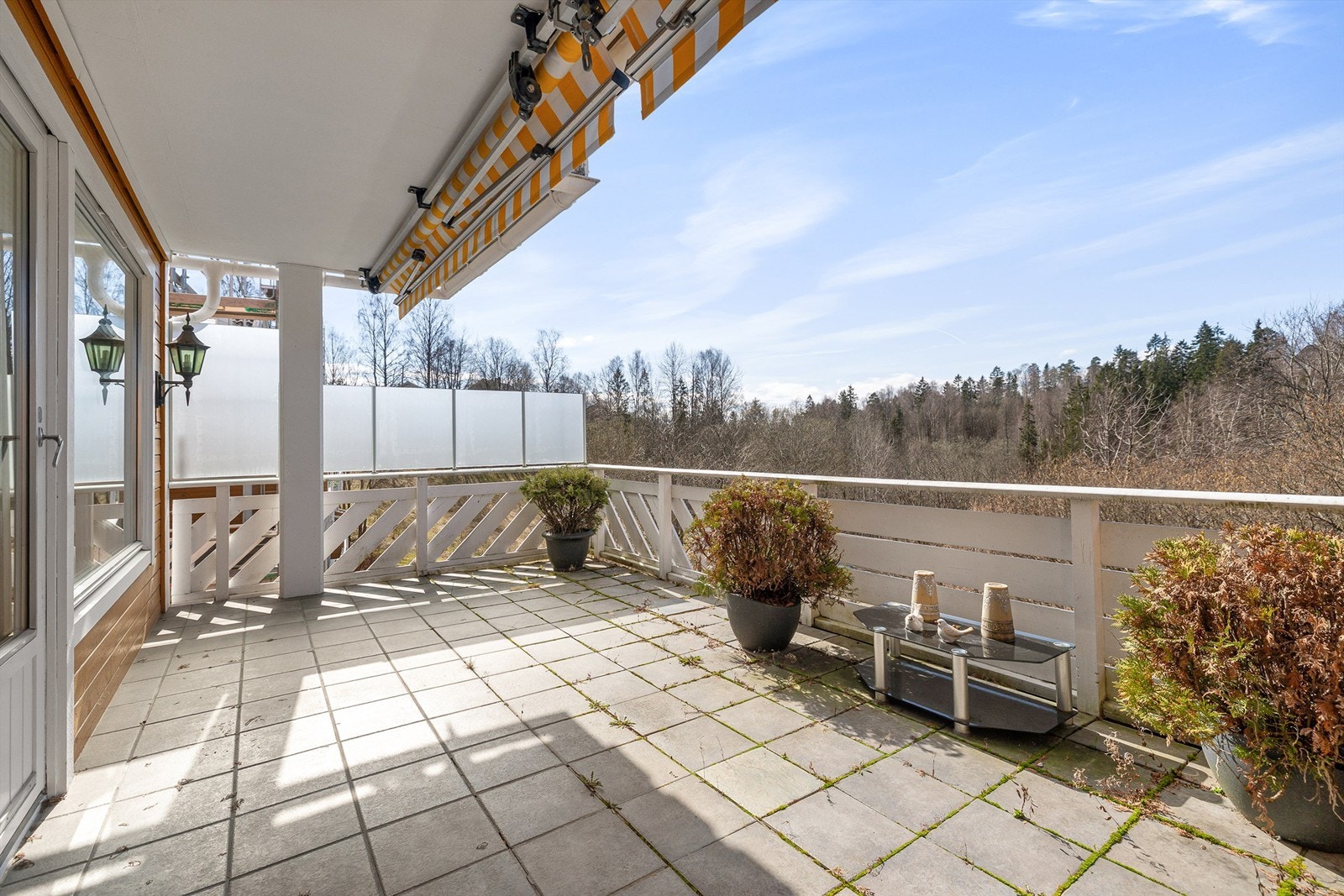 Fra stuen er det utgang til en romslig, vestvendt terrasse på 20 m² med gode solforhold. Galleribilde