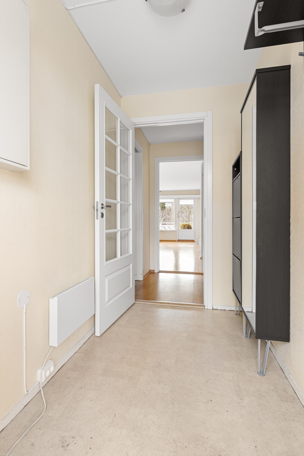 En dør med glassfelt sørger for at lyset får strømme fritt gjennom leiligheten og gir en åpen følelse. Galleribilde