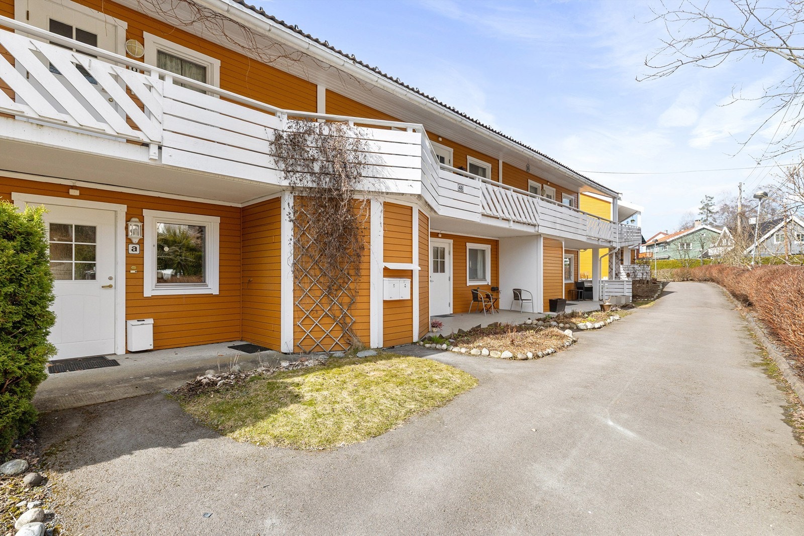 Ved inngangspartiet er det en platting på 9 m² og en tilhørende ekstern bod. Leiligheten ligger i en rolig gate med lite gjennomgangstrafikk. Galleribilde