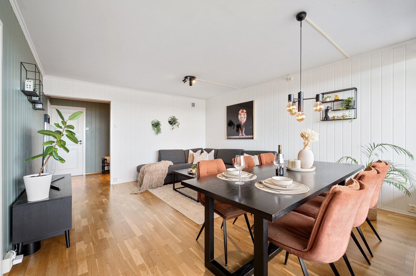 I stuen har man god plass til møblering av en stor sofagruppe, med tilhørende møblement. Galleribilde