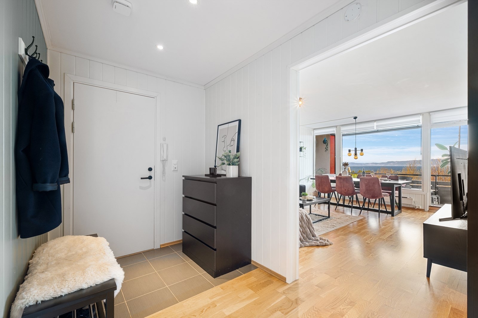 Gang på 5m² med varme i det flisbelagte gulvet. Galleribilde