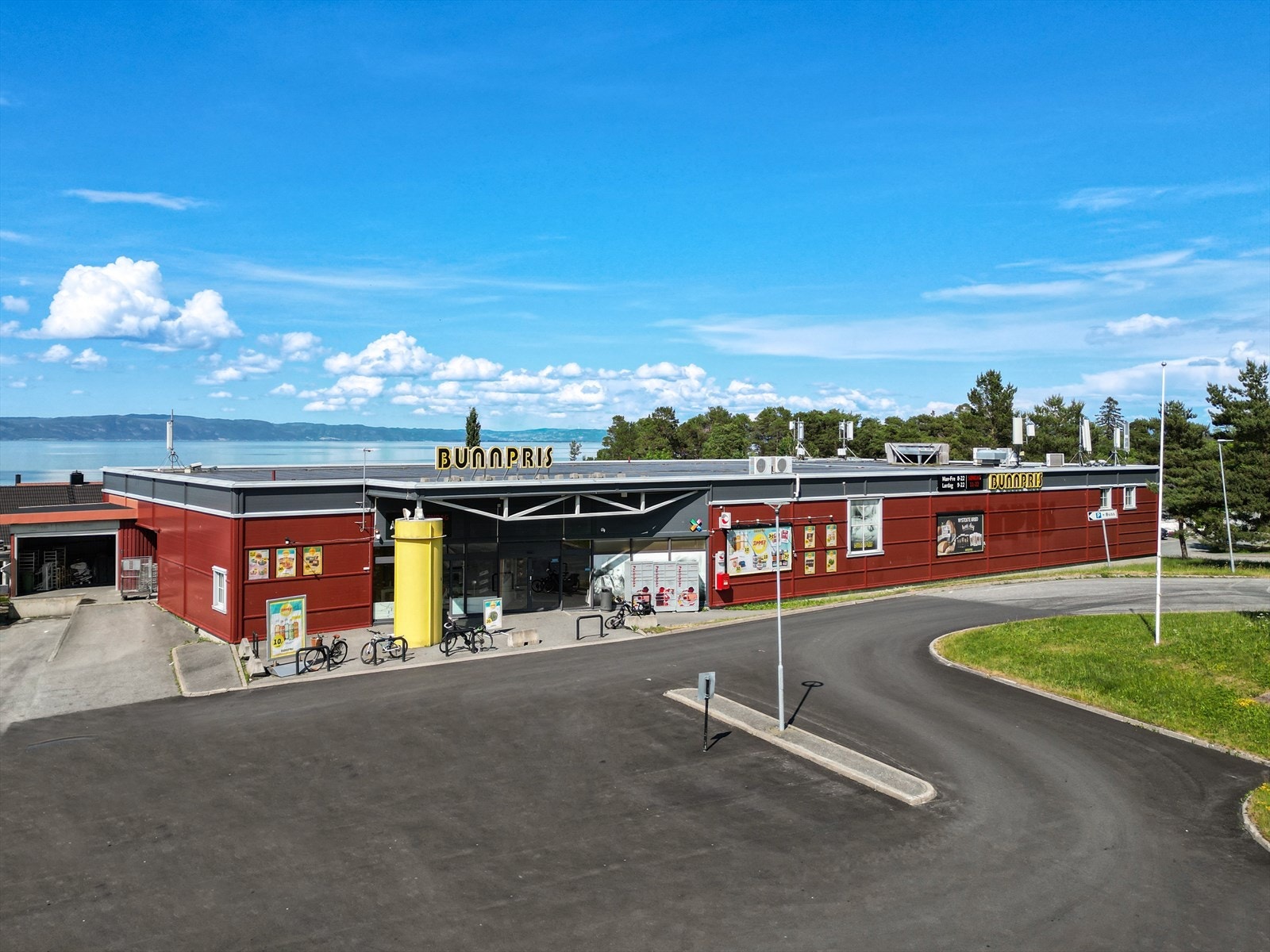 Nærområdet: Det er gangavstand til søndagsåpen butikk på Bunnpris Hundhammeren. Galleribilde