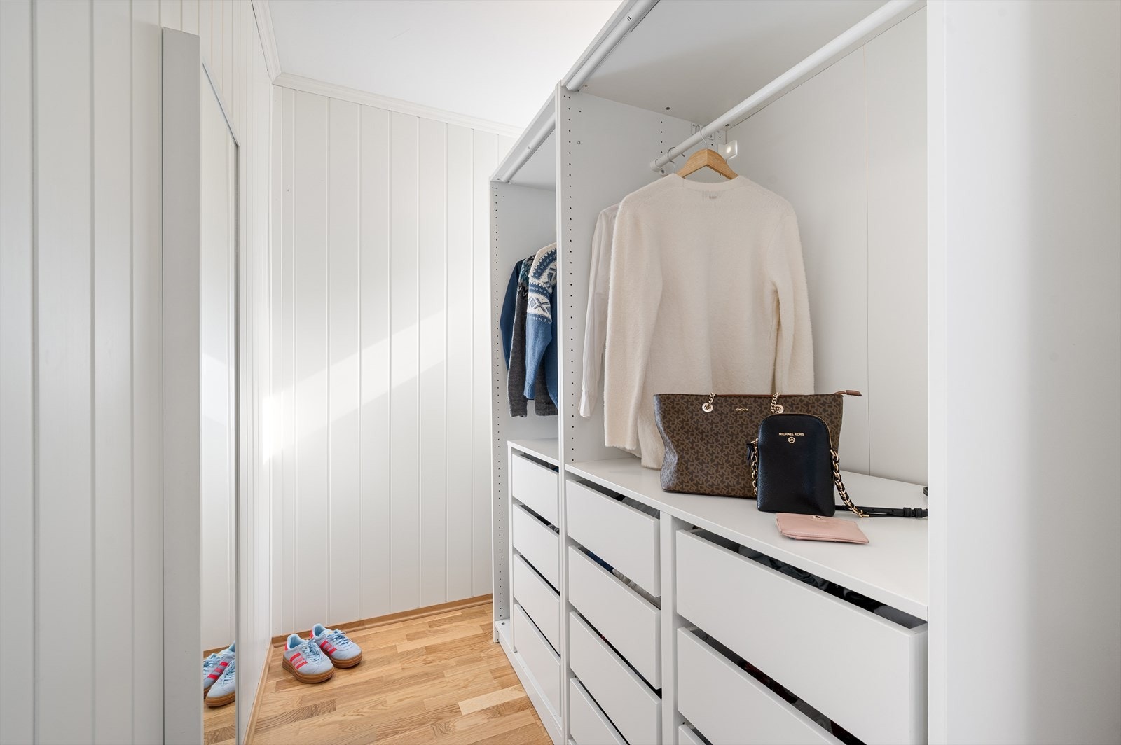 Garderoben er på 3,2m² Galleribilde