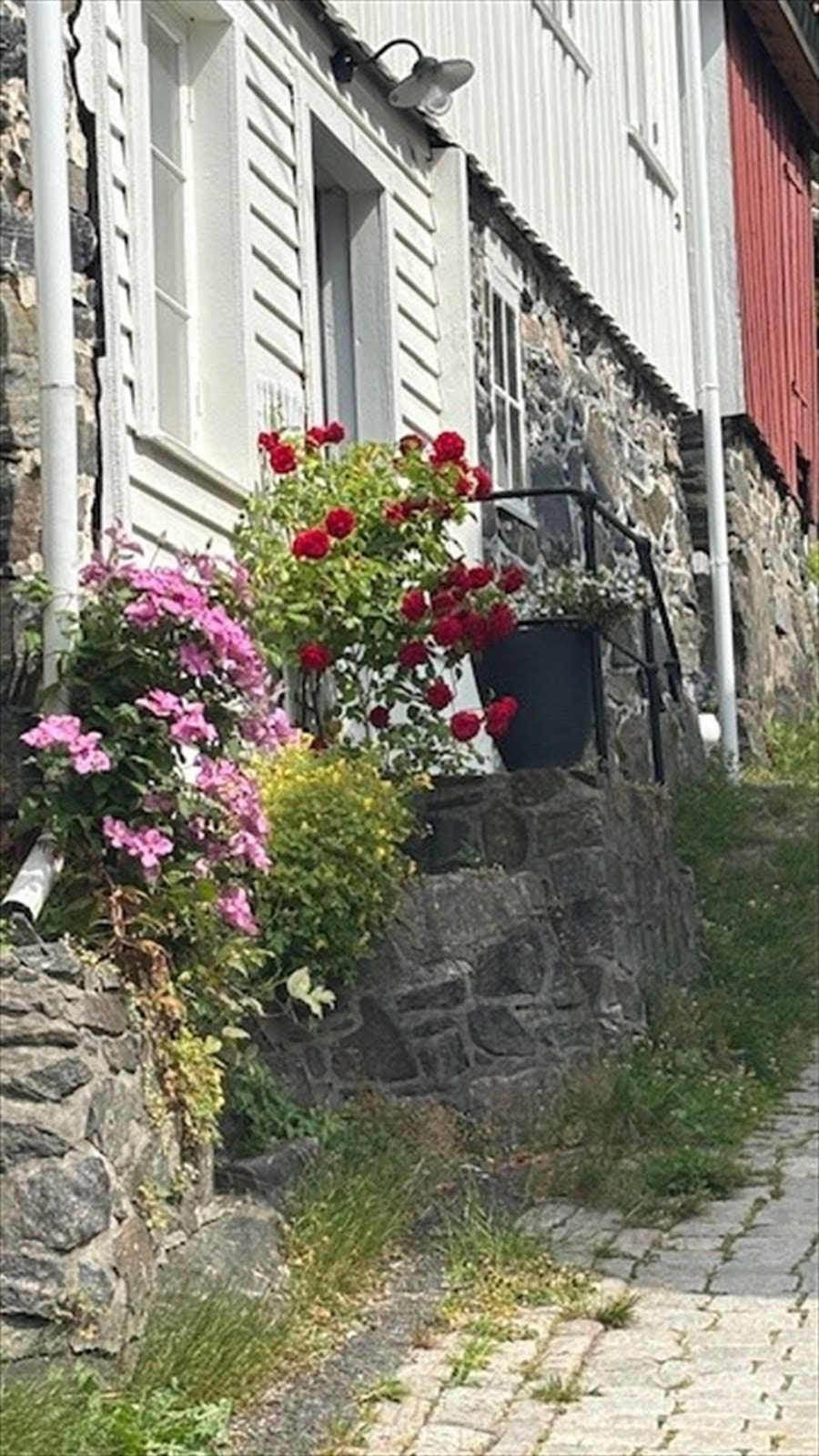Natursteinsmuren er et solid og vakkert fundament som vitner om byggeåret rundt 1860. Galleribilde