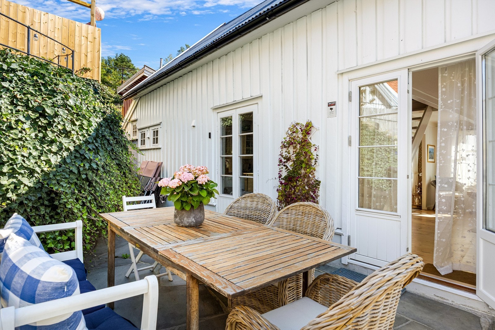 Den doble terrassedøren visker ut skillet mellom inne og ute på fine dager. Galleribilde