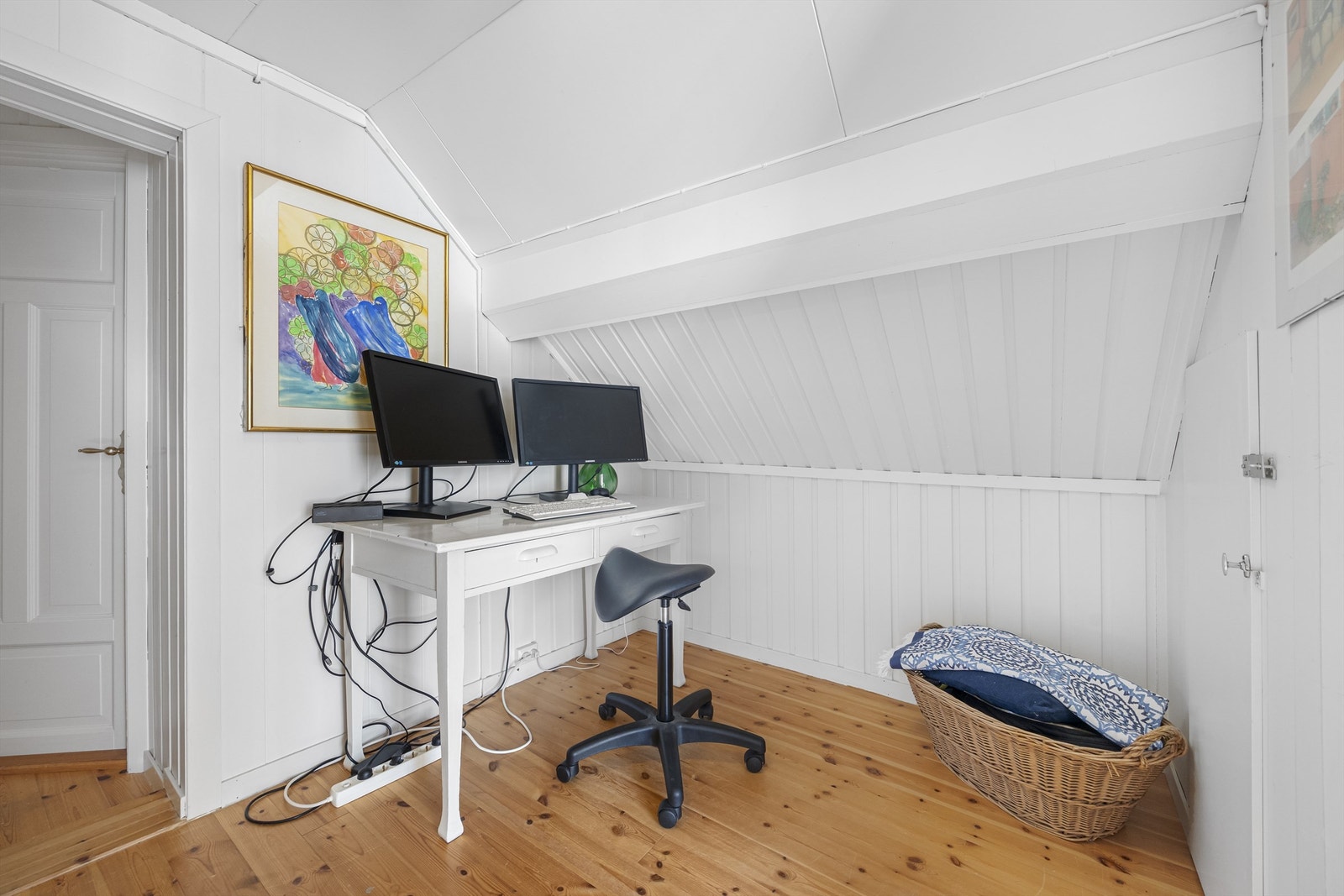 I gangen er det plass til kontoravdeling og det er knekott til lagringsplass. Galleribilde