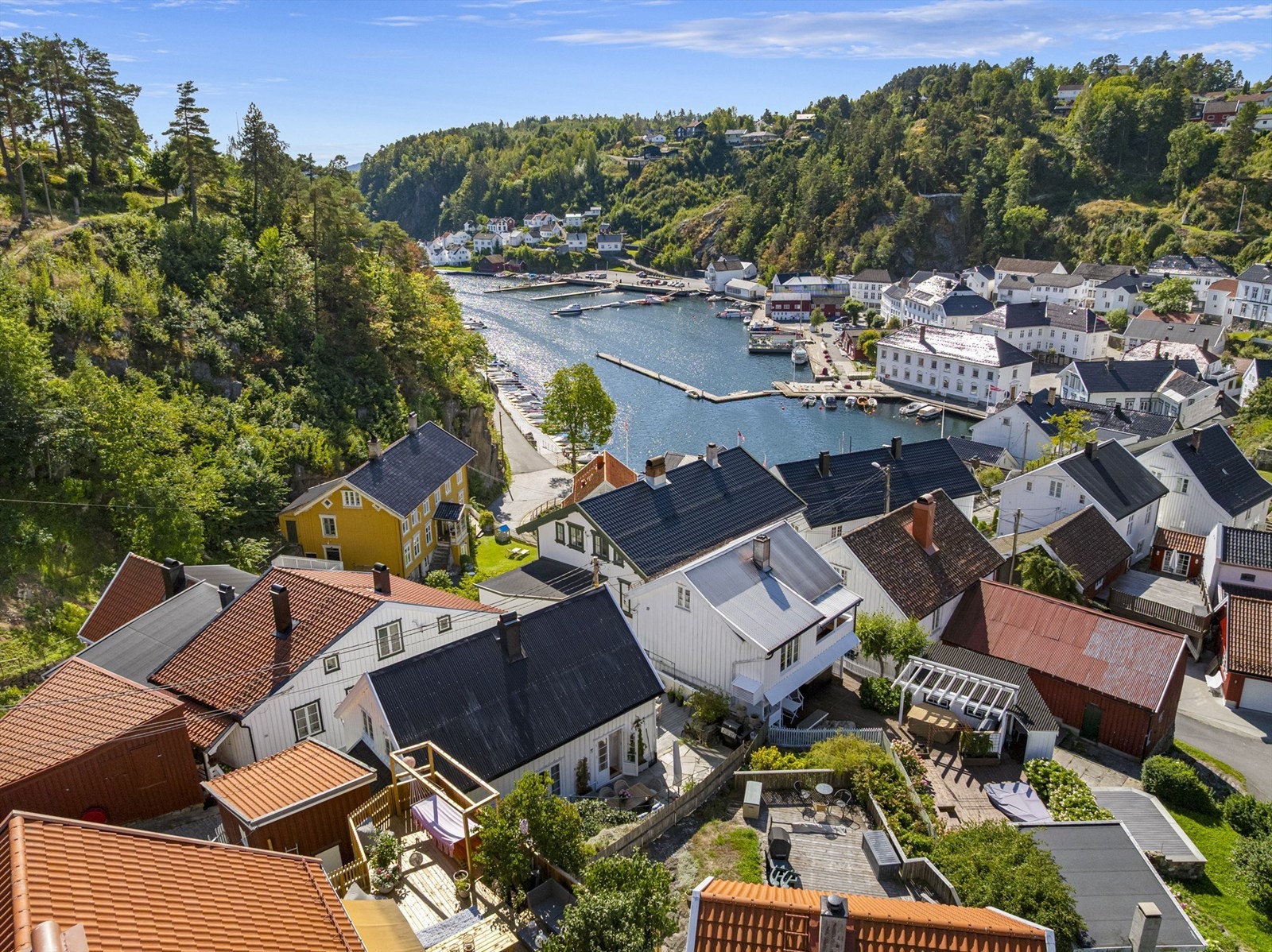Beliggenheten er sentral og idyllisk, med gangavstand til alt Tvedestrand sentrum har å by på. Galleribilde
