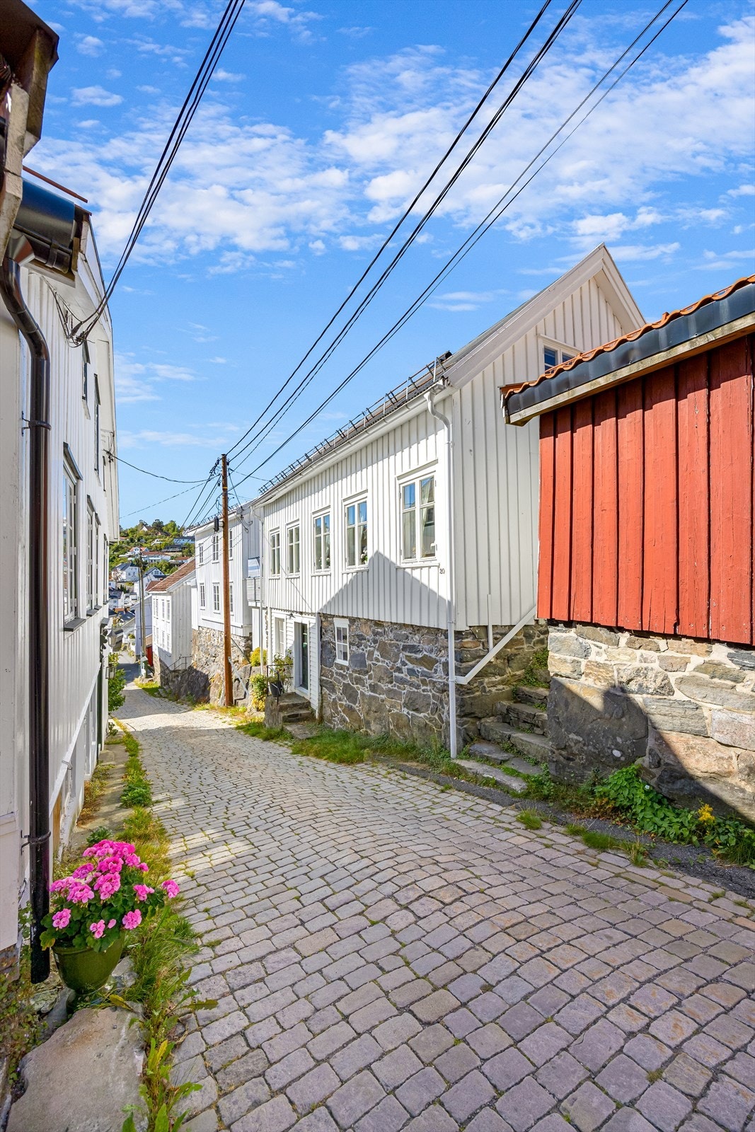 Her bor du i en idyllisk sørlandsgate, kun noen meter fra havna og sentrumskjernen. Galleribilde