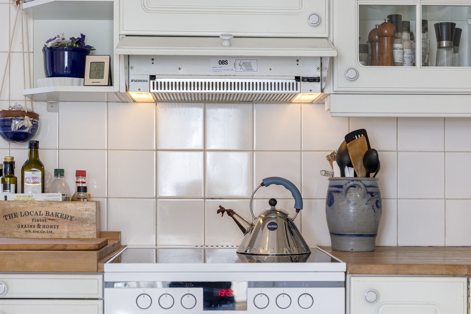 Kjøkkenventilator med avtrekk direkte ut sikrer godt inneklima under matlaging. Galleribilde