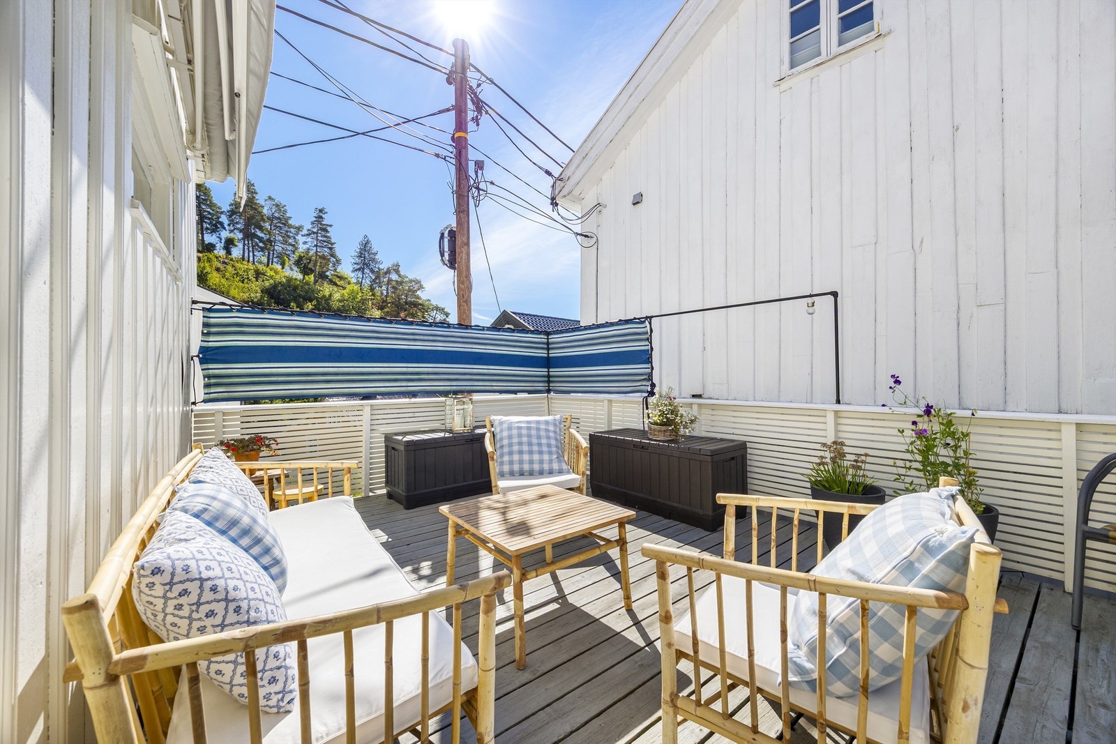 Den skjermede treterrassen på 18 m² har god plass til en hyggelig sittegruppe. Galleribilde