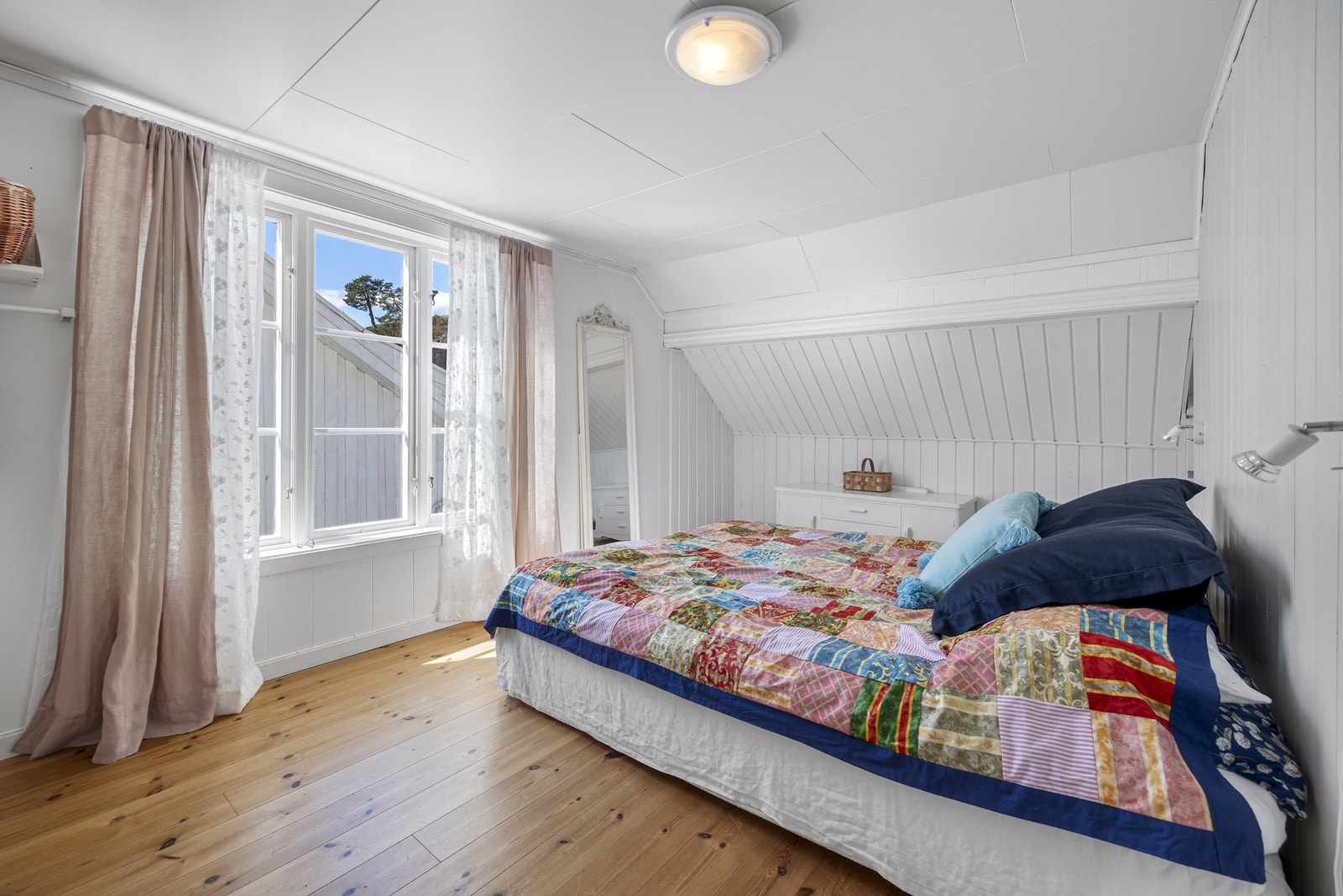Hovedsoverommet har god plass til dobbeltseng og oppbevaring. Galleribilde
